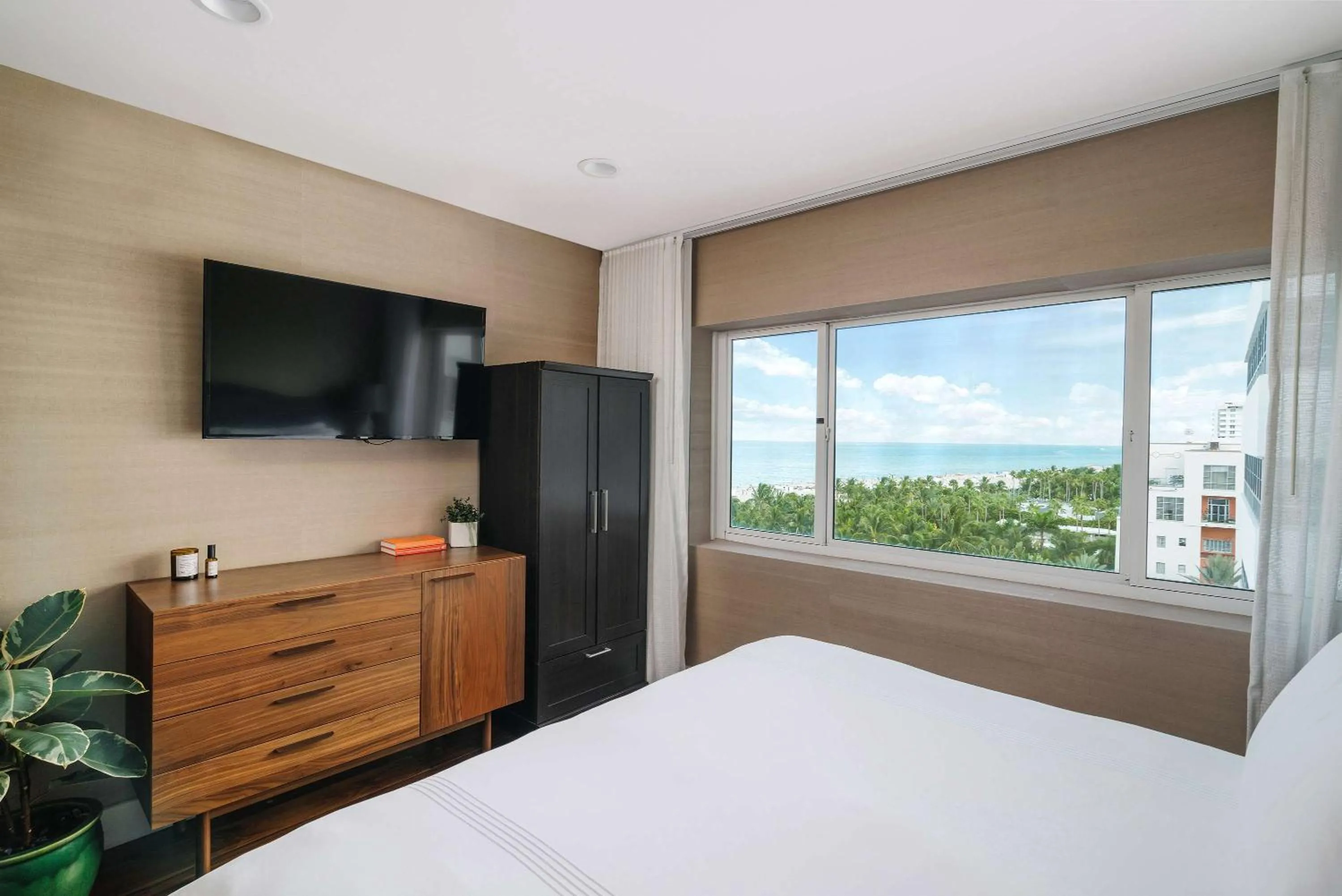 Bedroom, Bed in Nautilus Sonesta Miami Beach