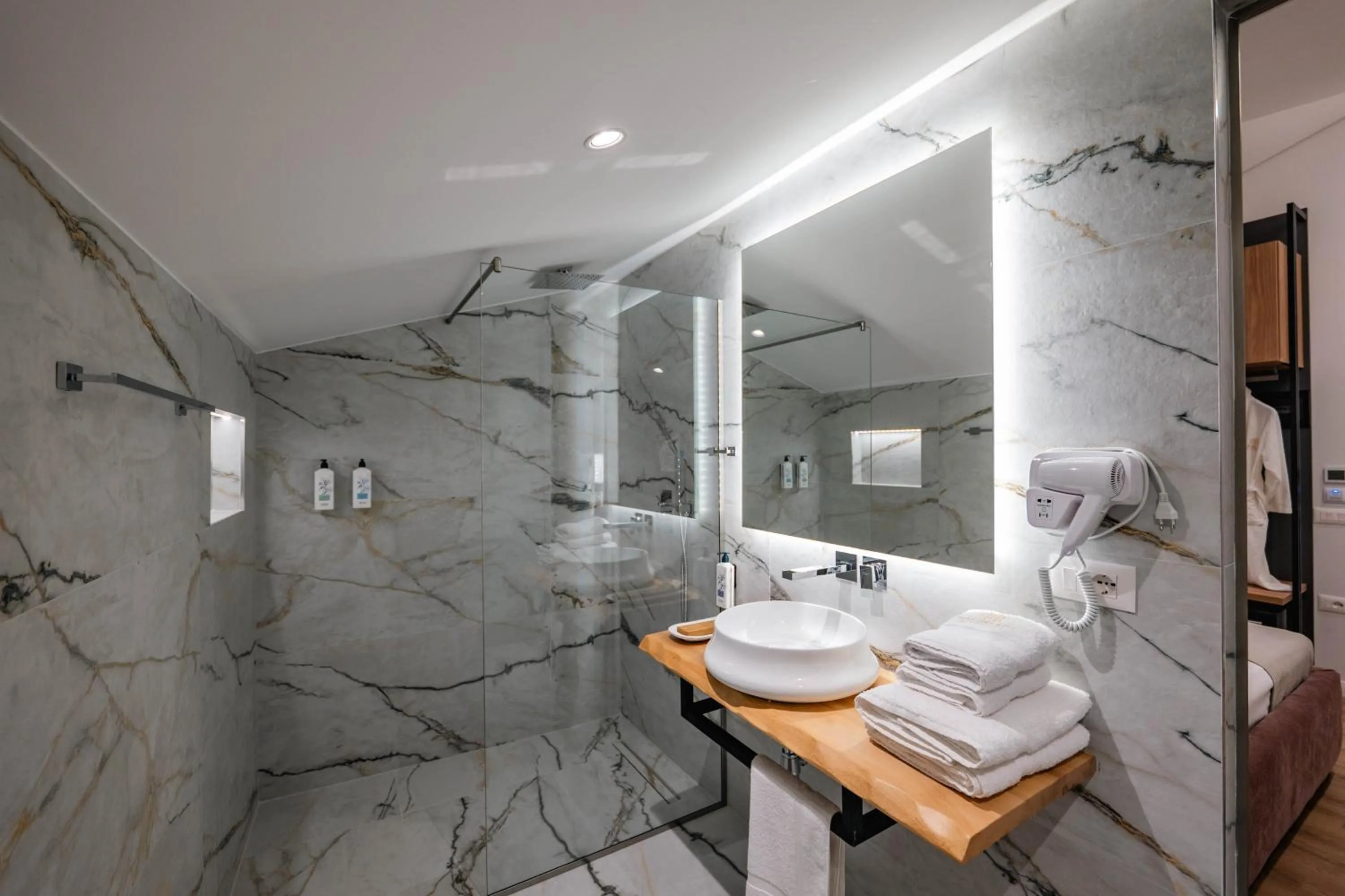 Shower in Mae Select Hotel