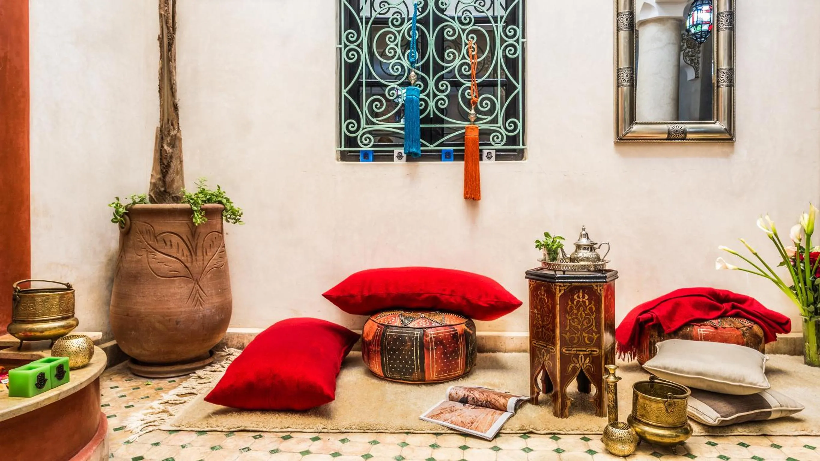 Communal lounge/ TV room in Riad Dar Benbrahim