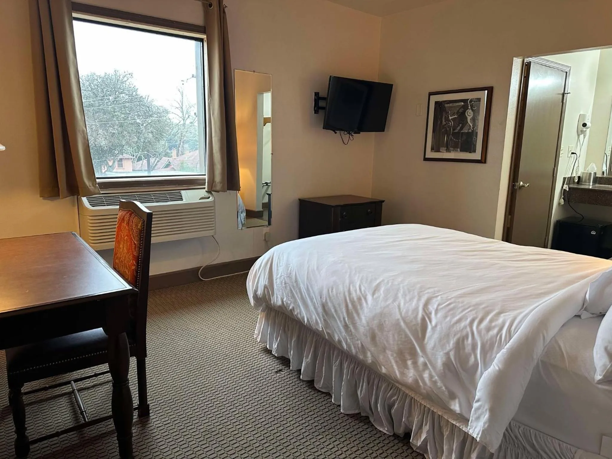 Queen Room in The Alcalde Hotel