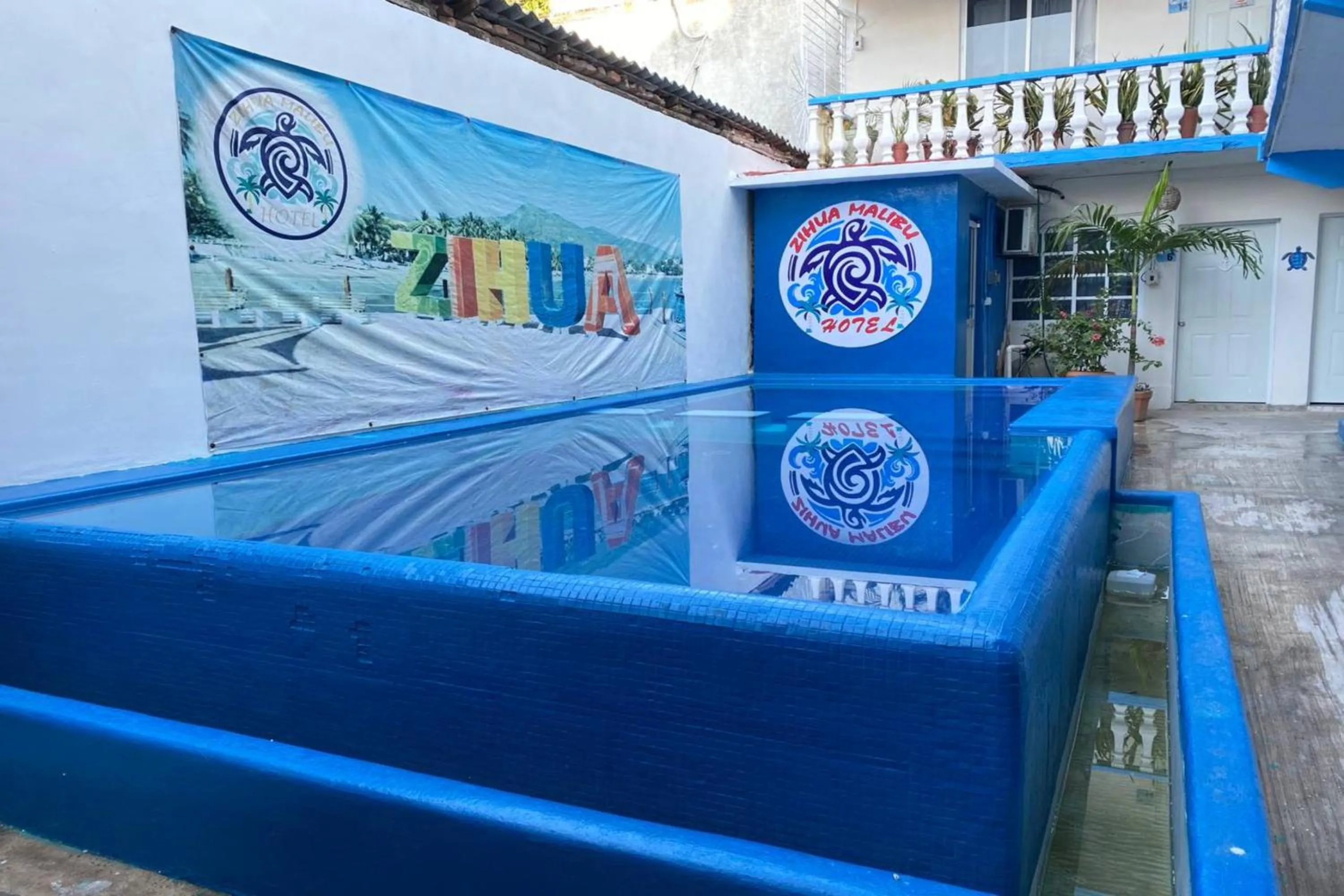 Swimming pool in OYO Hotel Zihuatanejo Malibu