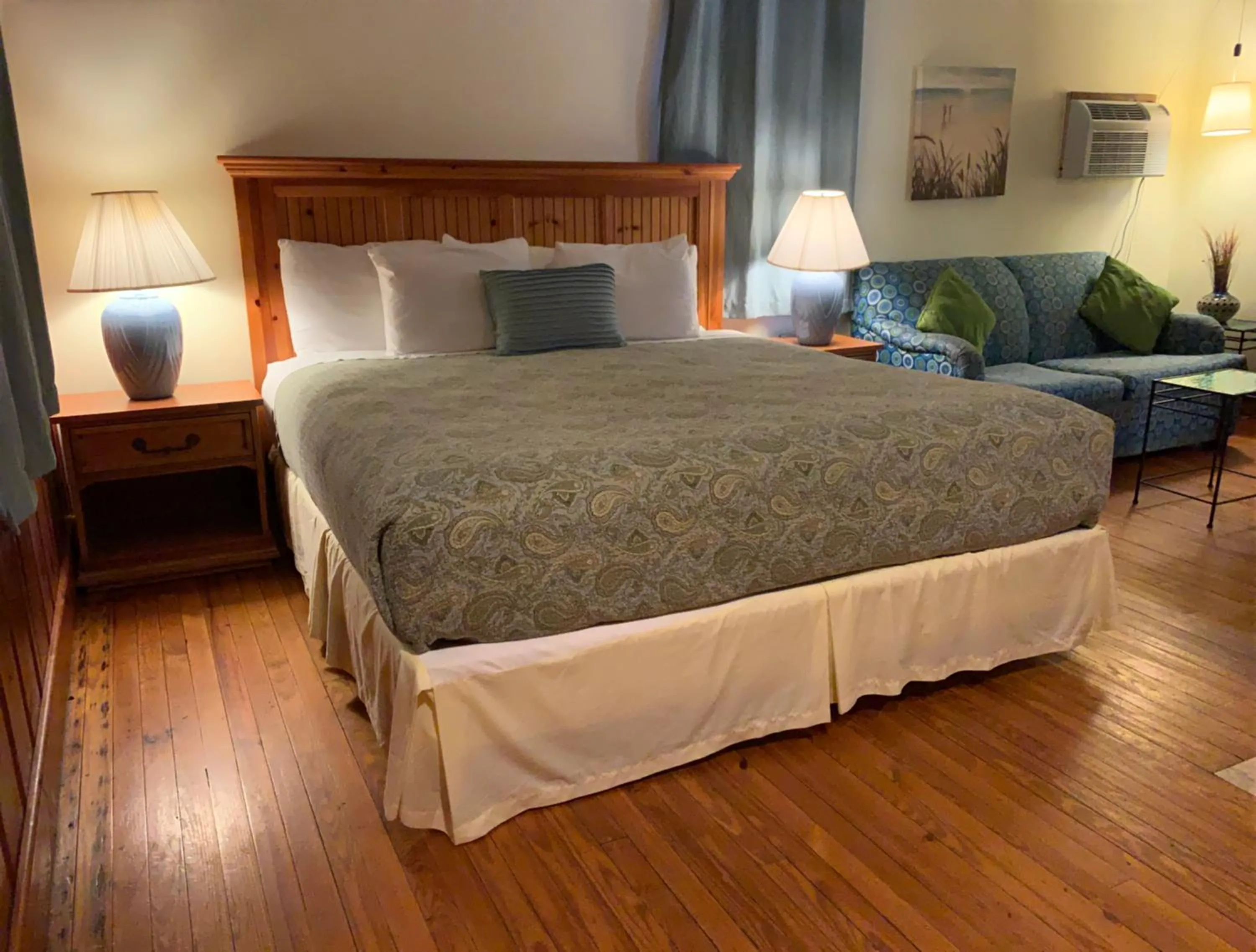 Bedroom, Bed in Cape Pines Motel