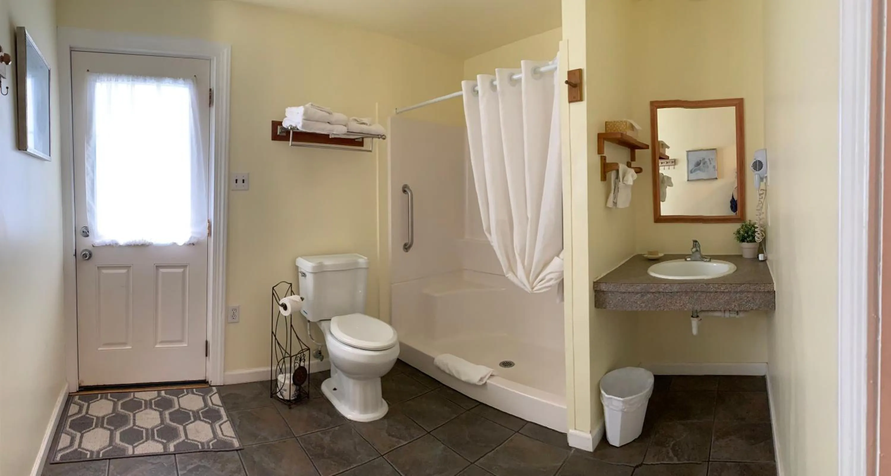 Shower in Cape Pines Motel