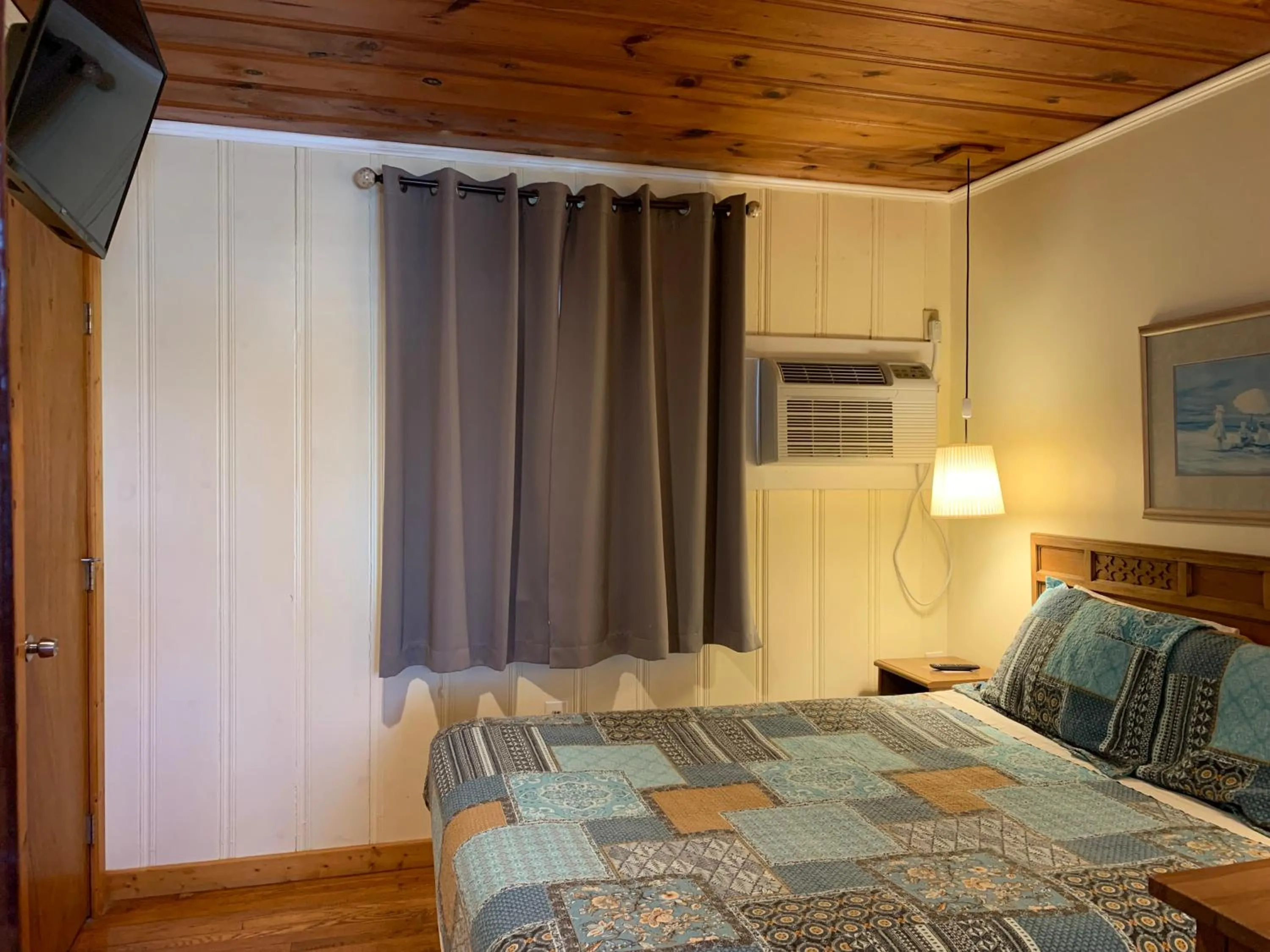 Bed in Cape Pines Motel