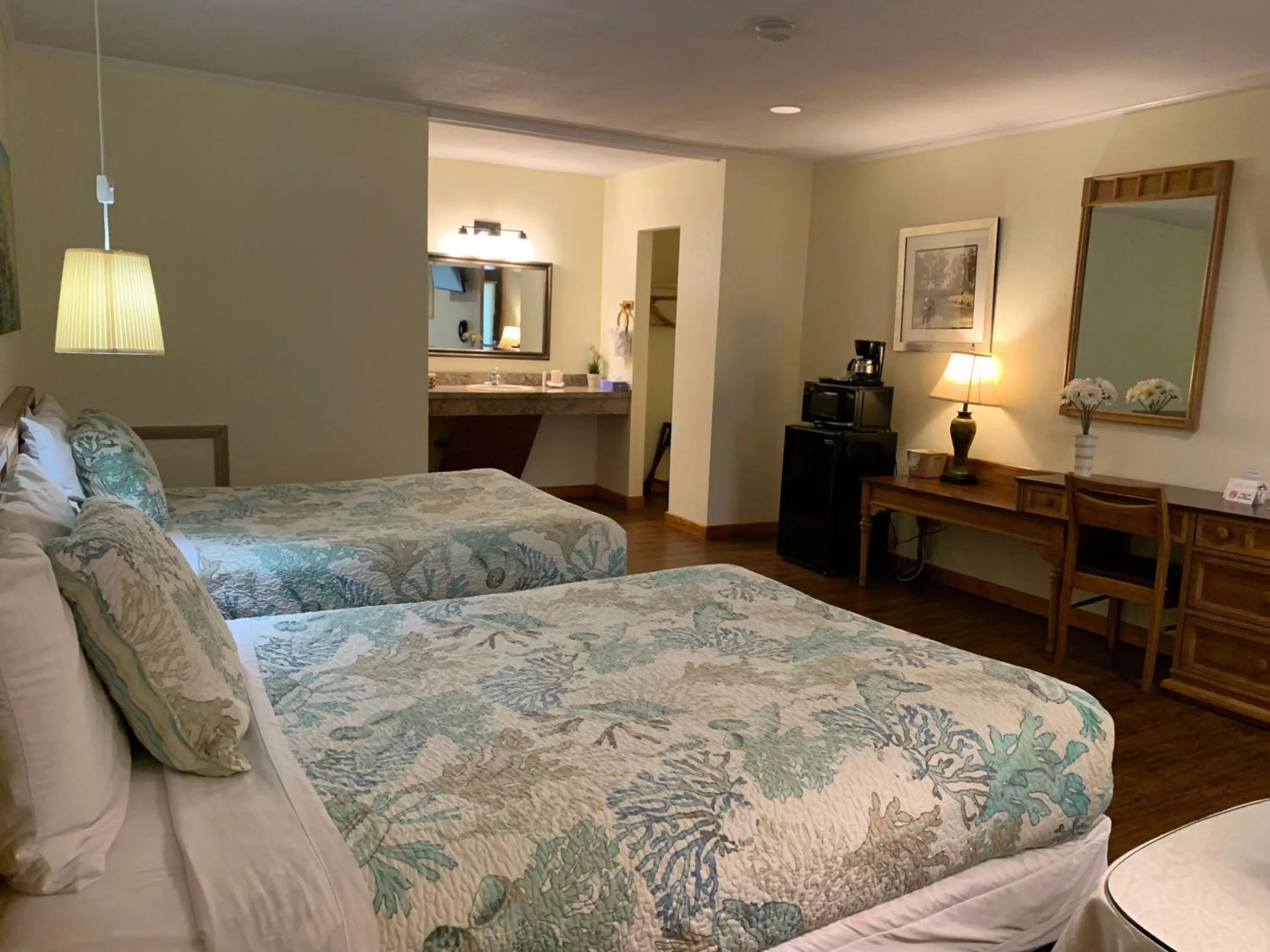 Bed in Cape Pines Motel