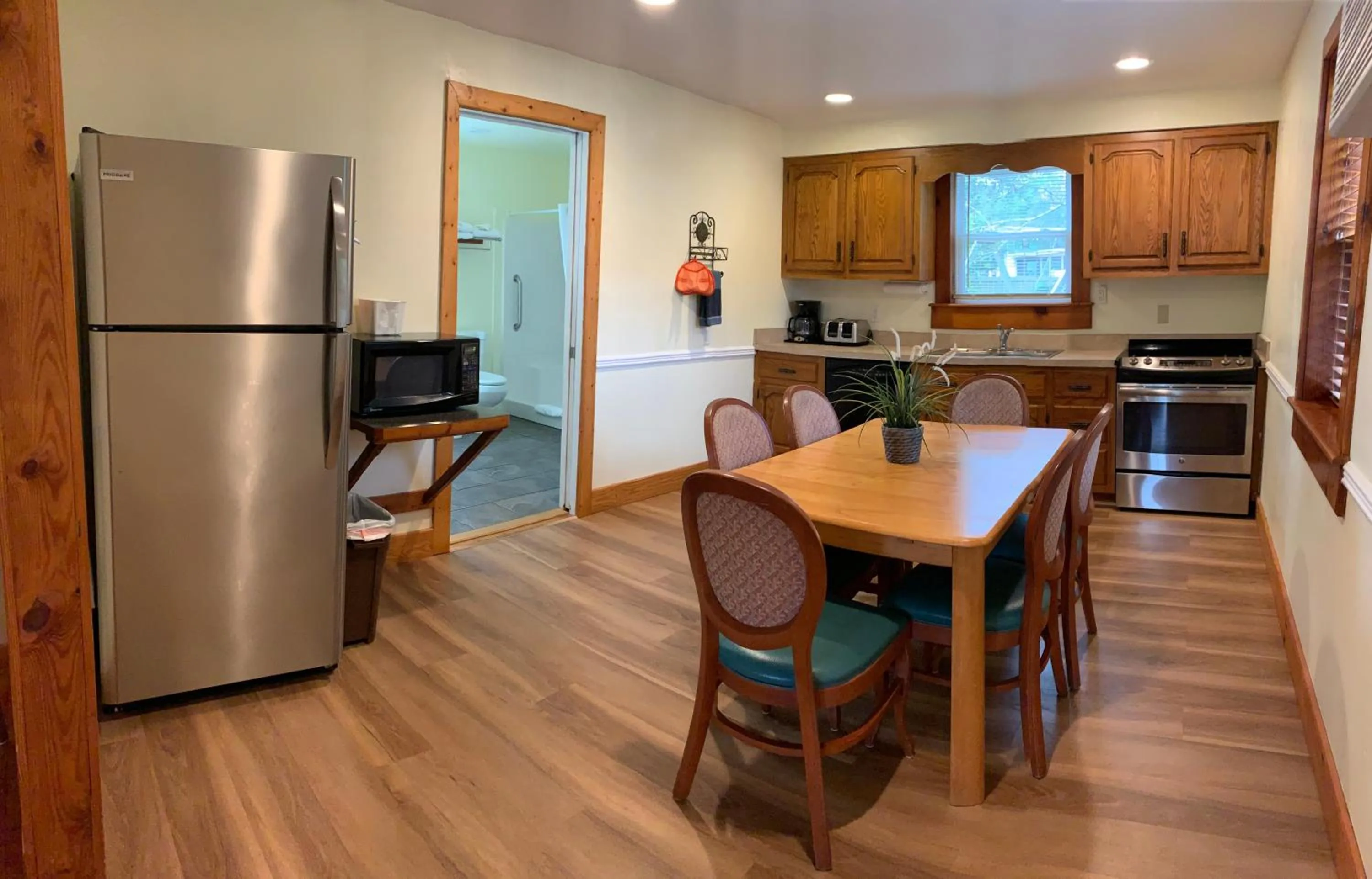 Kitchen or kitchenette in Cape Pines Motel