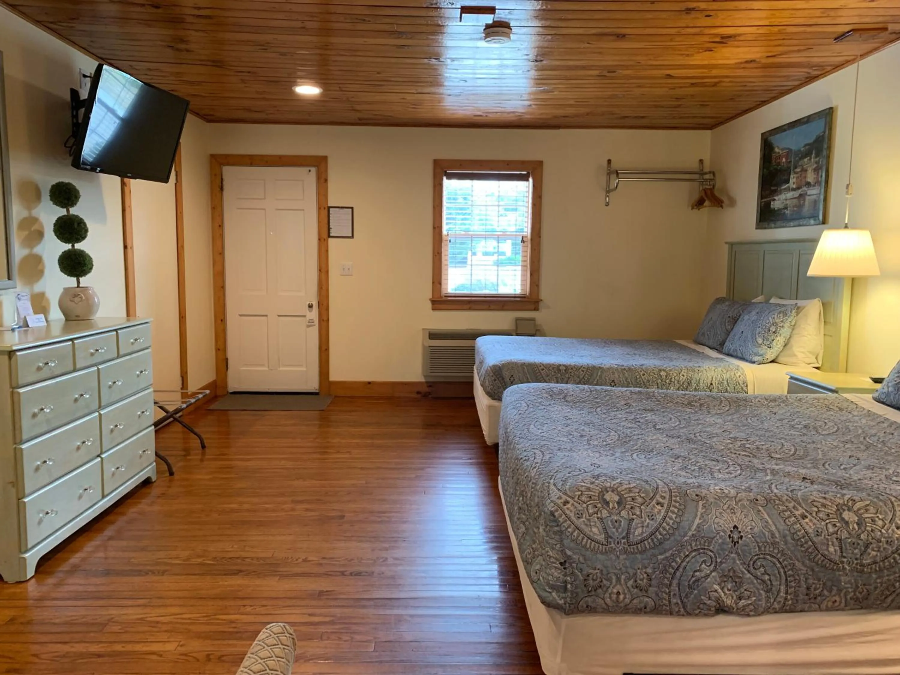 Bed in Cape Pines Motel