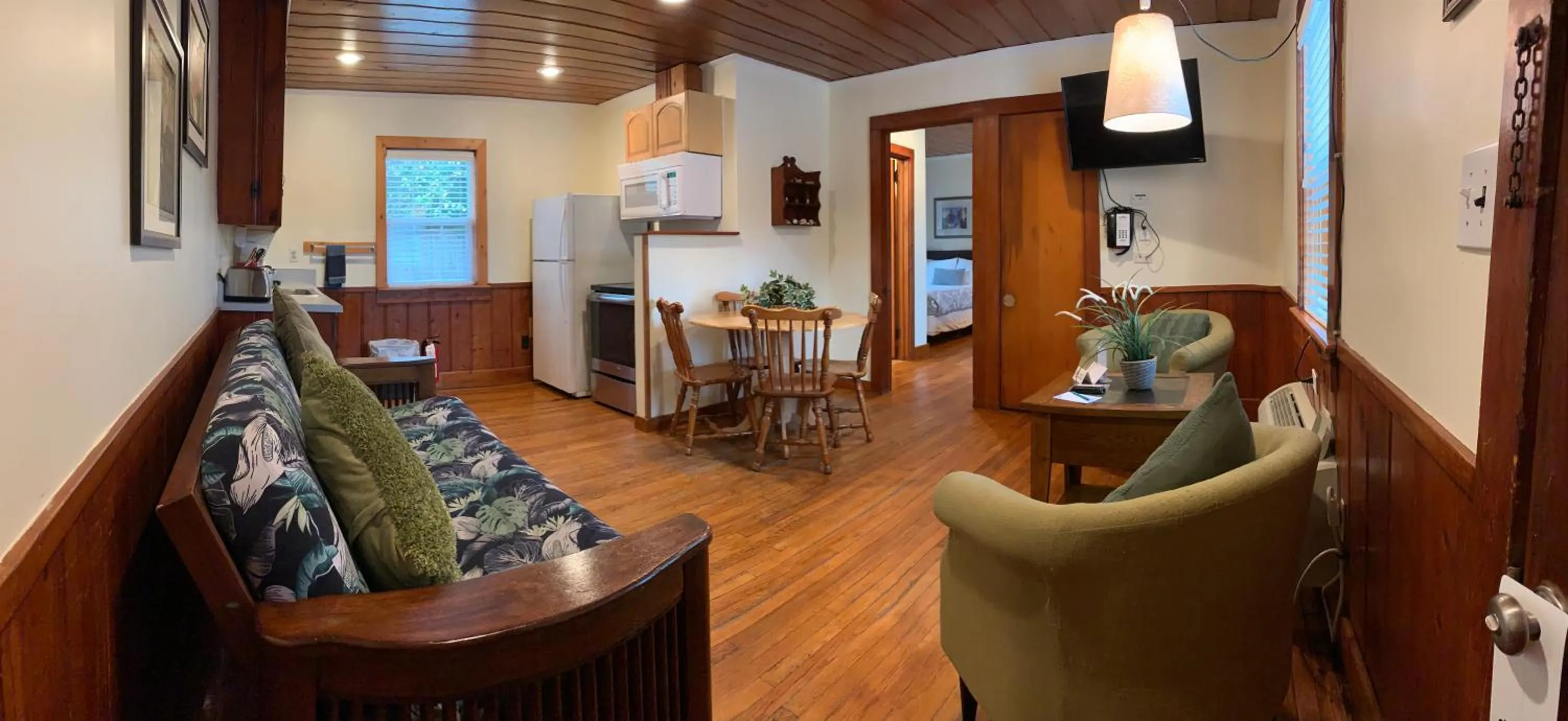 TV and multimedia in Cape Pines Motel