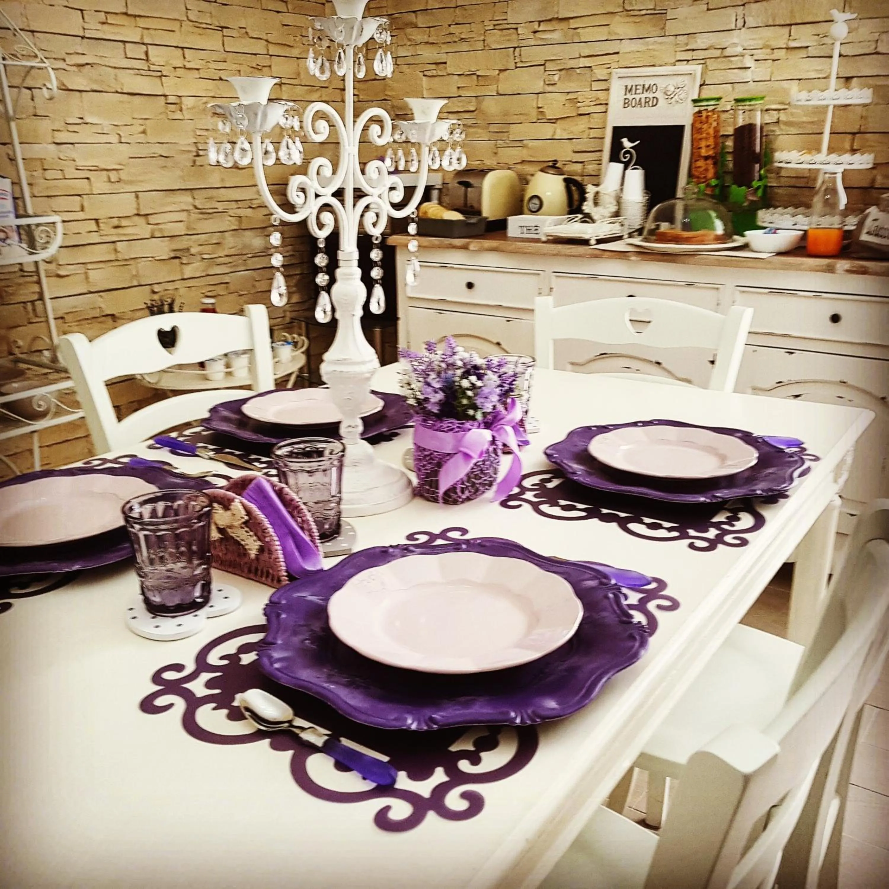 Communal lounge/ TV room in RomAntic Dreams