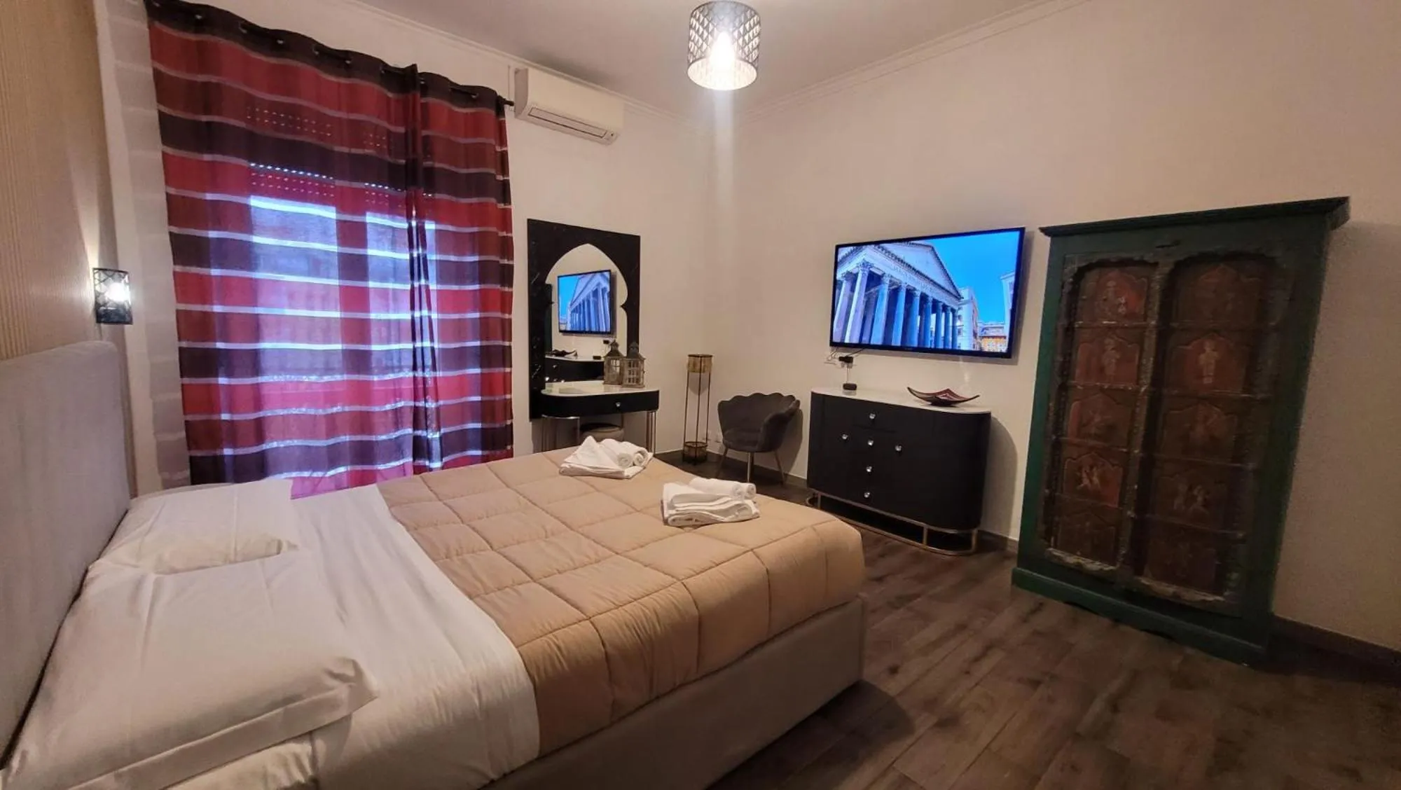 Photo of the whole room, Bed in RomAntic Dreams