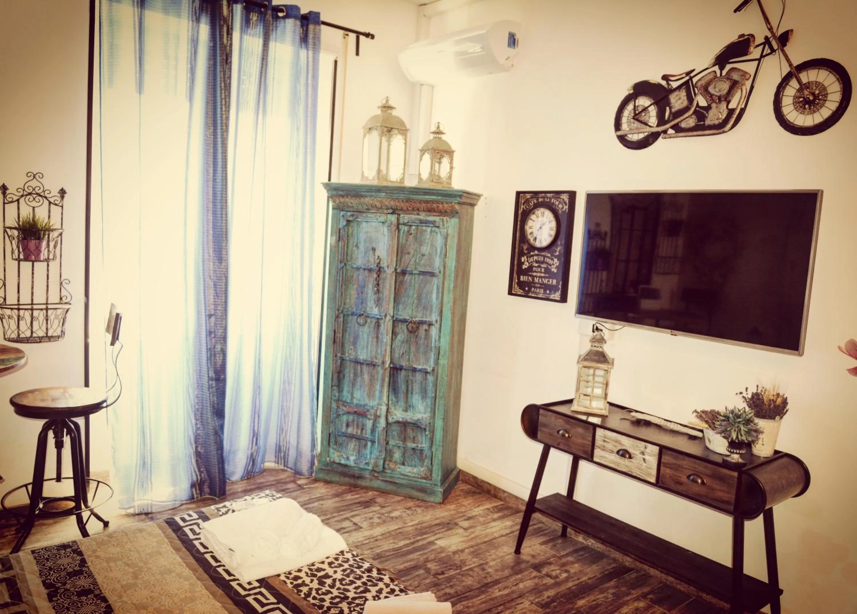 TV and multimedia in RomAntic Dreams