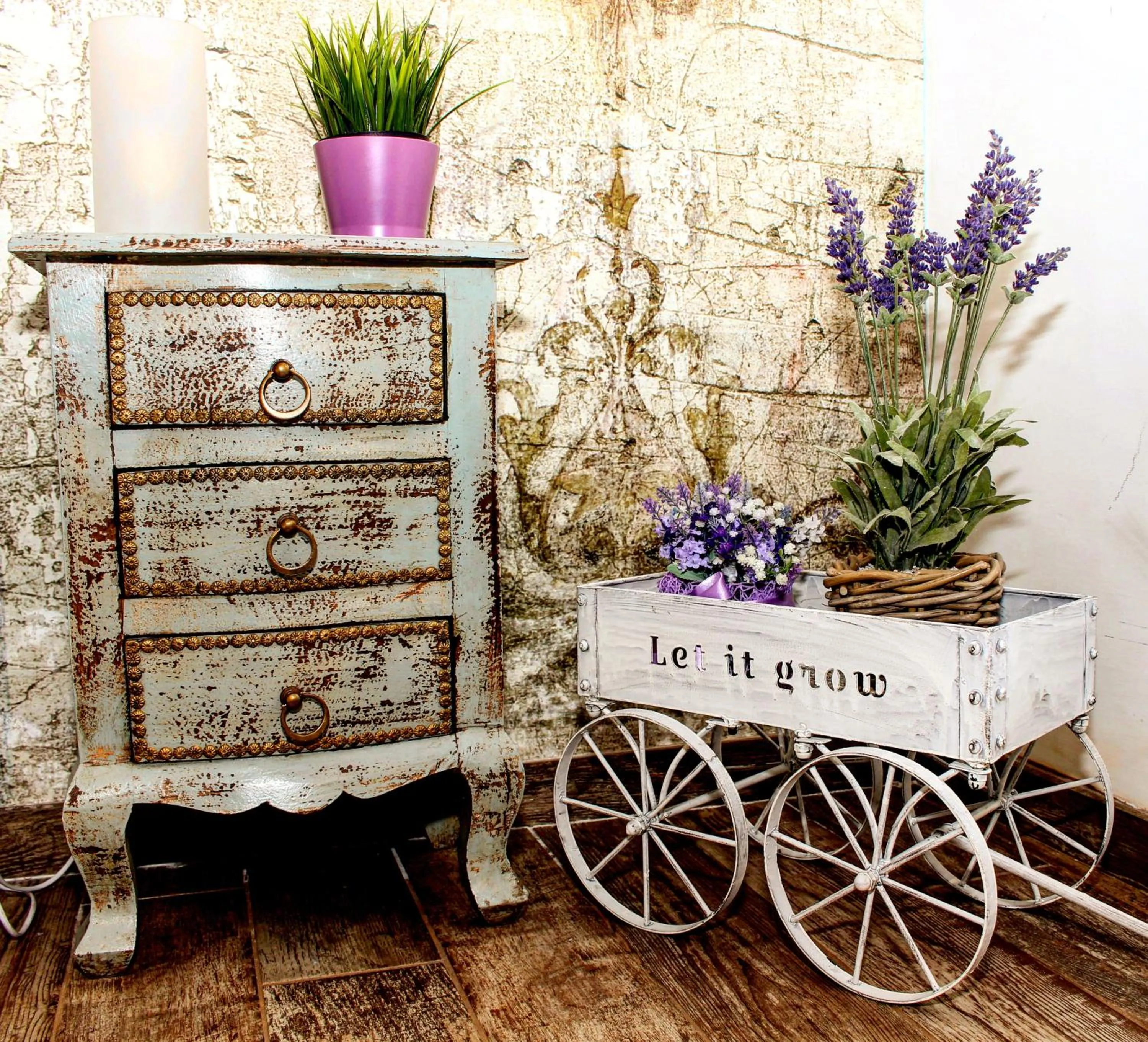 Decorative detail in RomAntic Dreams