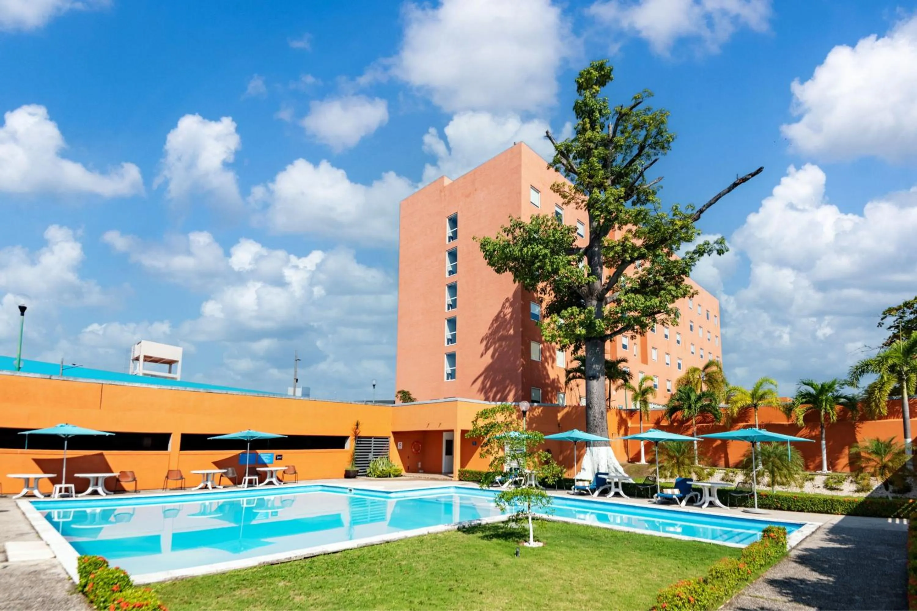 Swimming pool in City Express Junior by Marriott Villahermosa