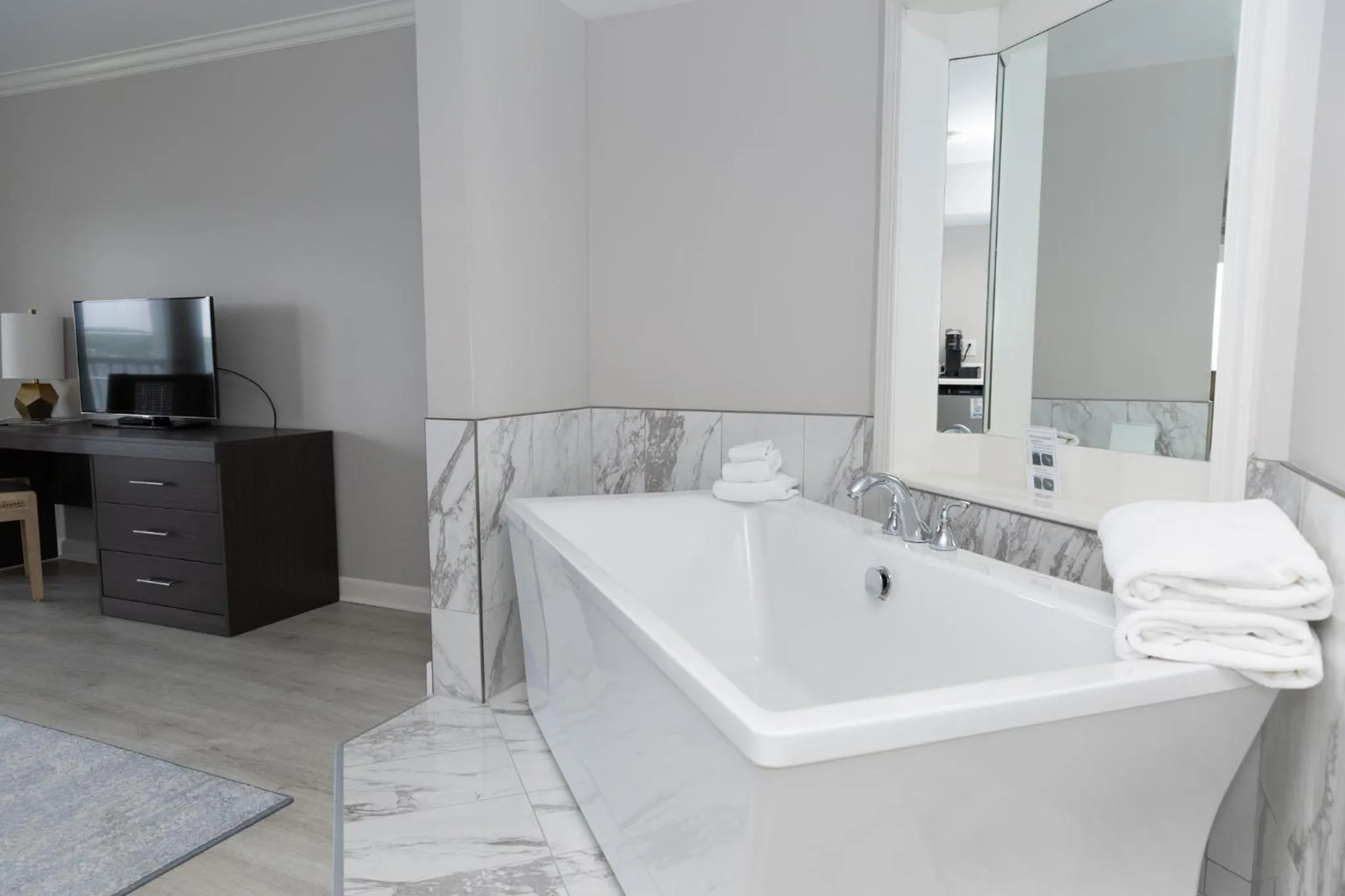 Bath in The Geneva Inn