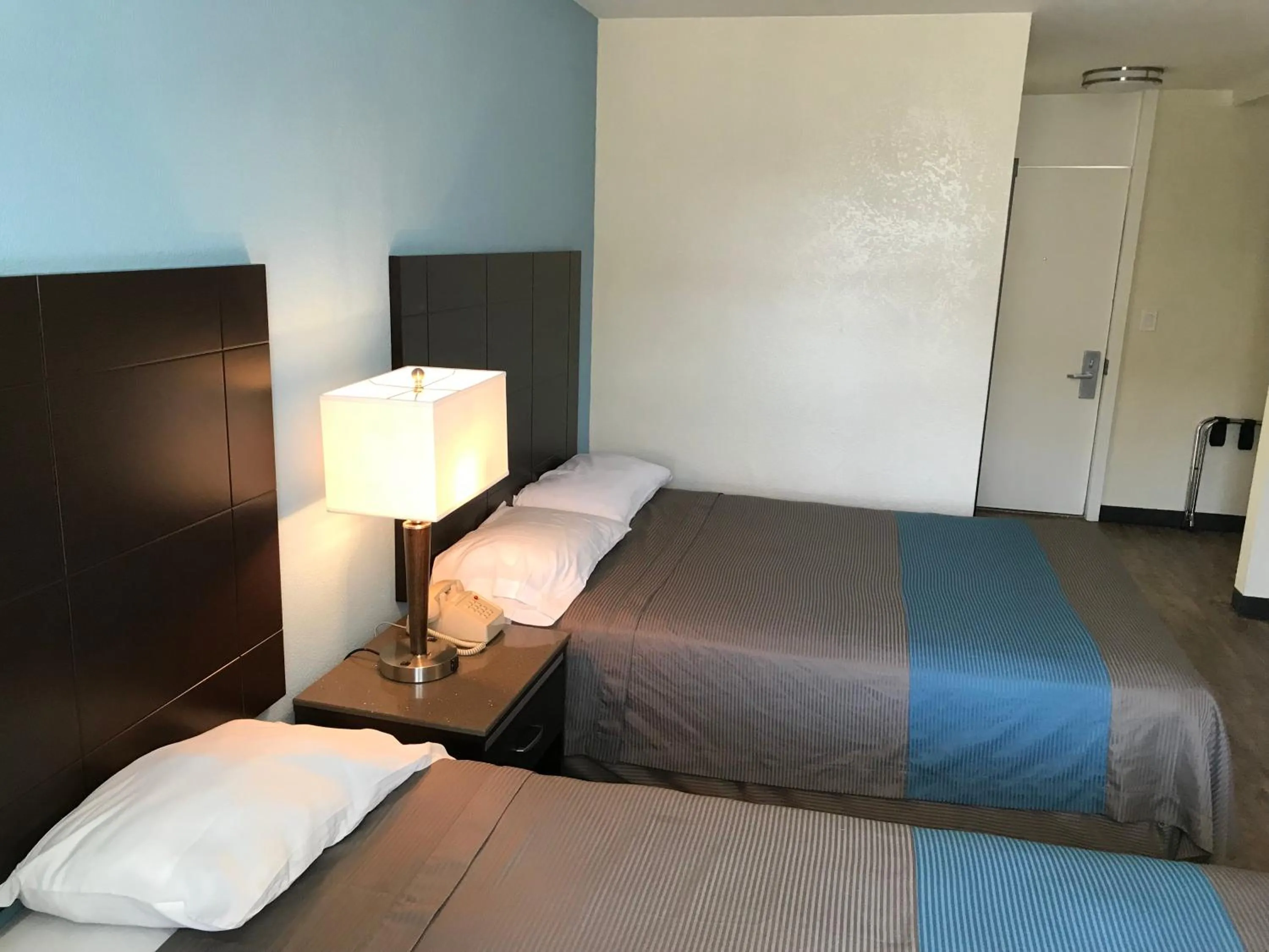 Bed in Inn Of Long Beach