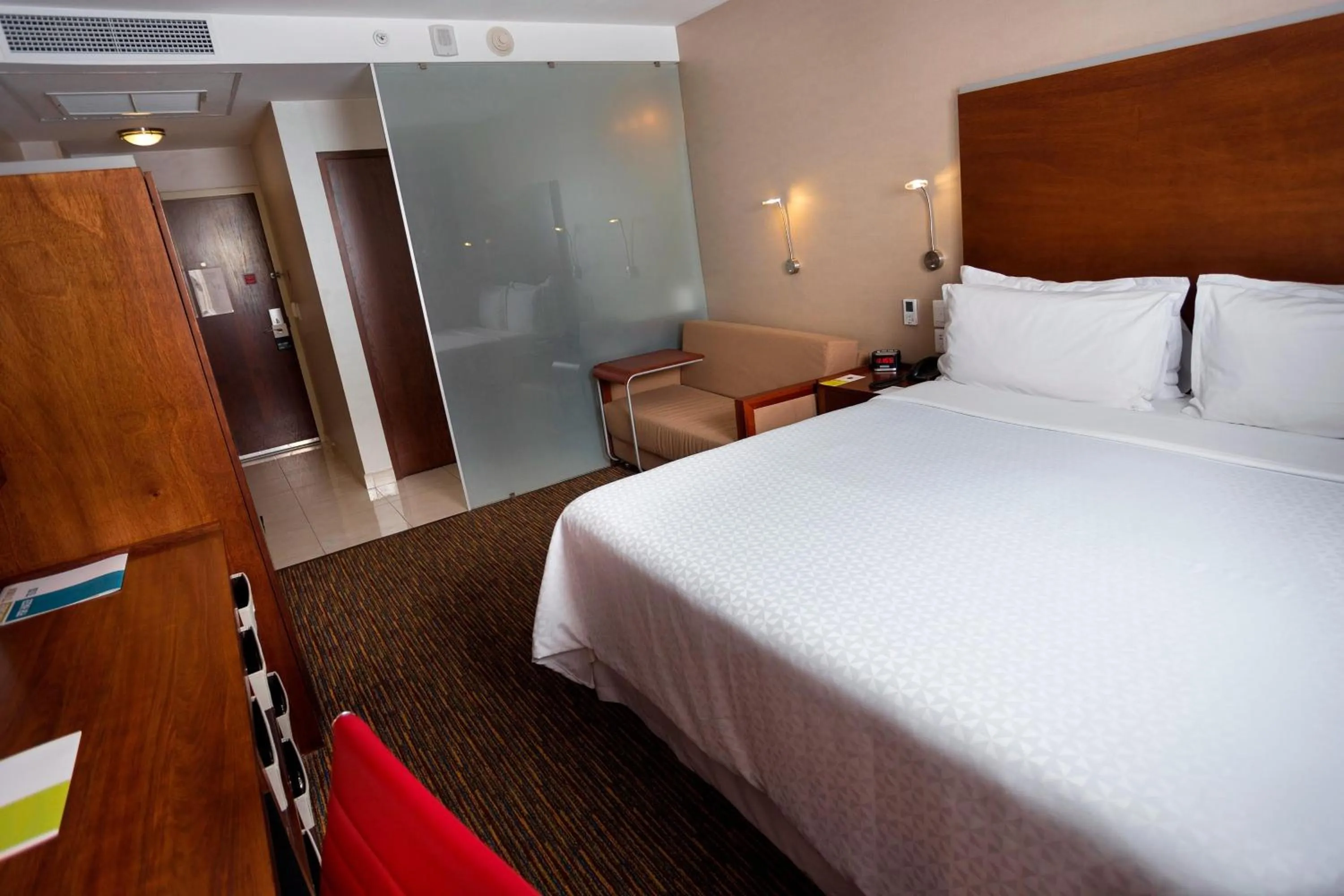 Photo of the whole room, Bed in Four Points by Sheraton Queretaro Norte