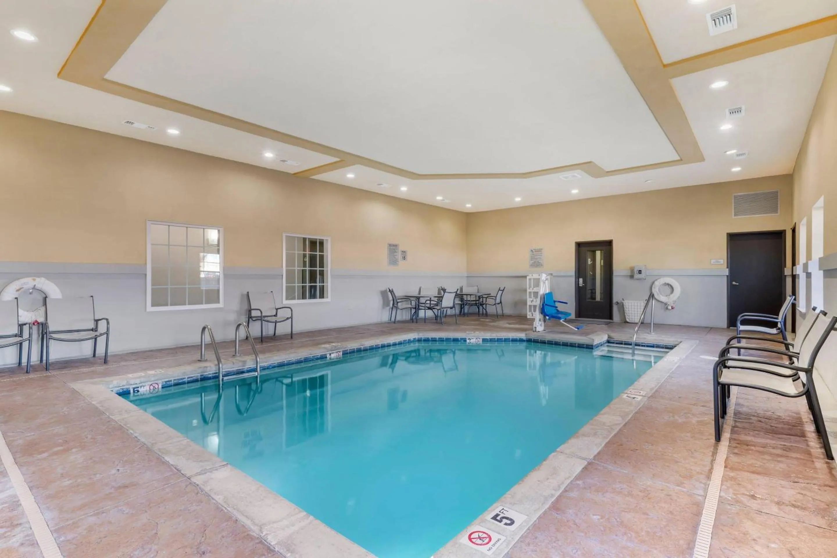 Swimming pool in Comfort Inn & Suites