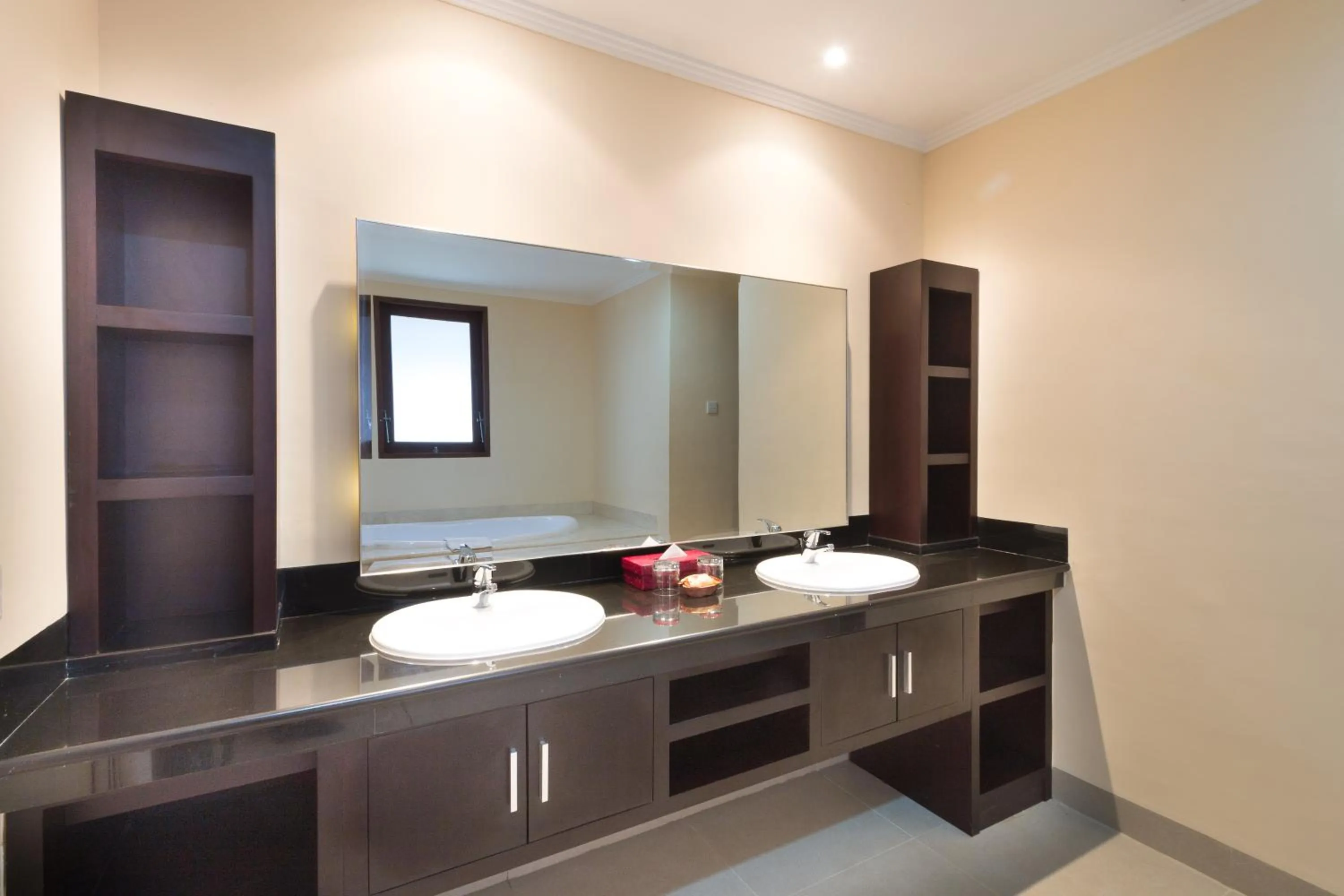 Bathroom in Peninsula Bay Resort