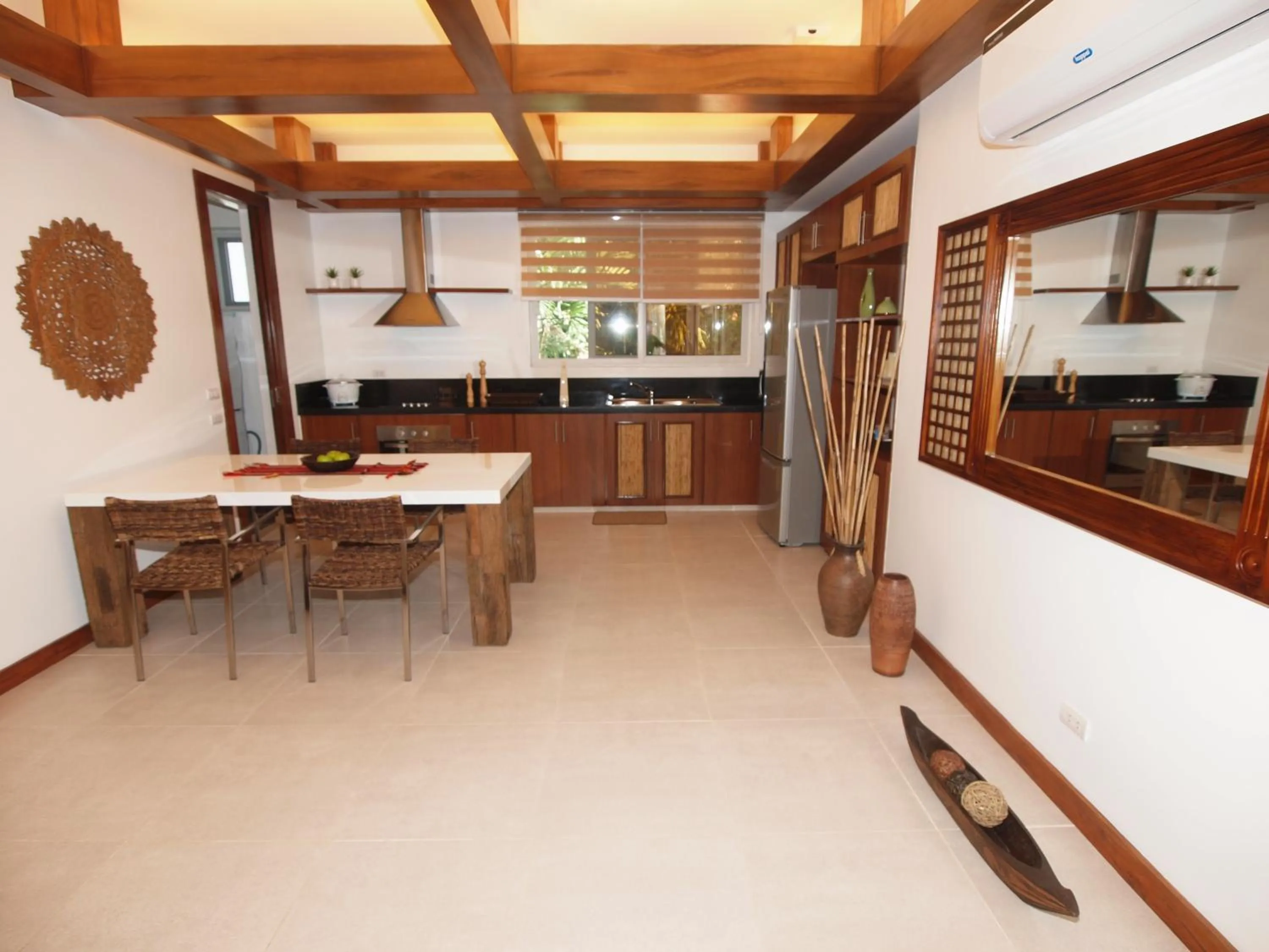 Kitchen or kitchenette in Vida Homes Condo Resort