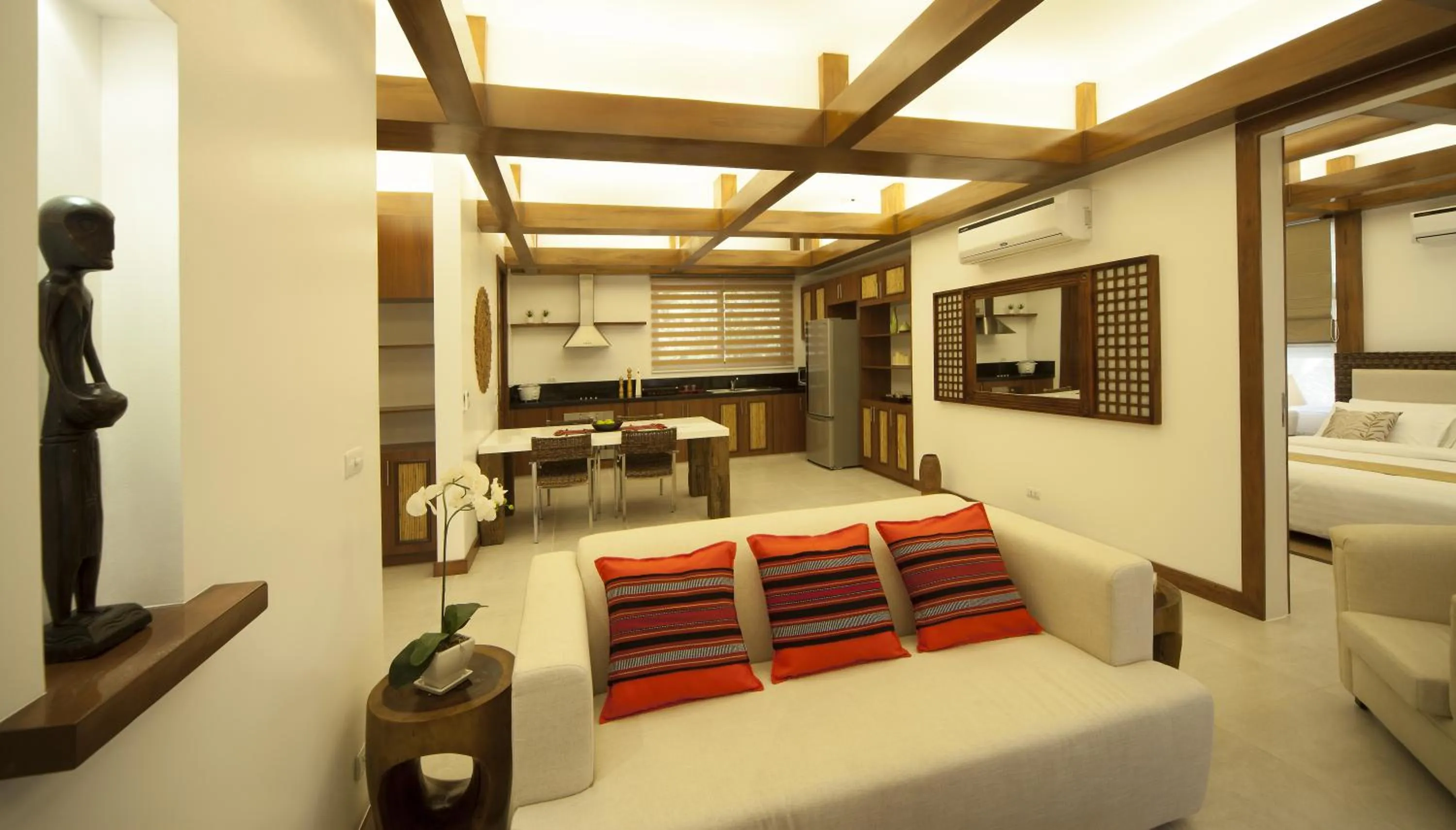 Kitchen or kitchenette, Bed in Vida Homes Condo Resort