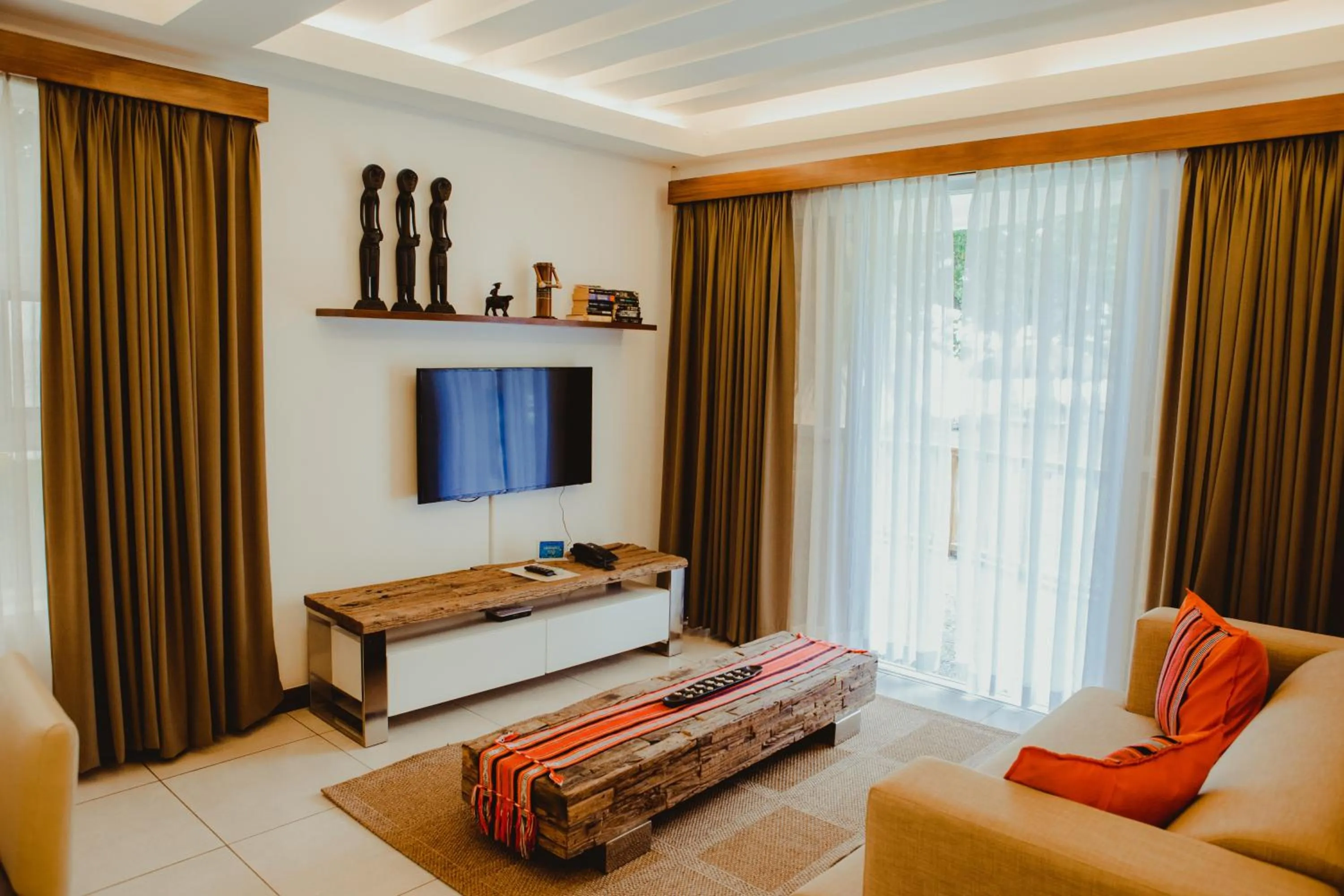 TV and multimedia in Vida Homes Condo Resort