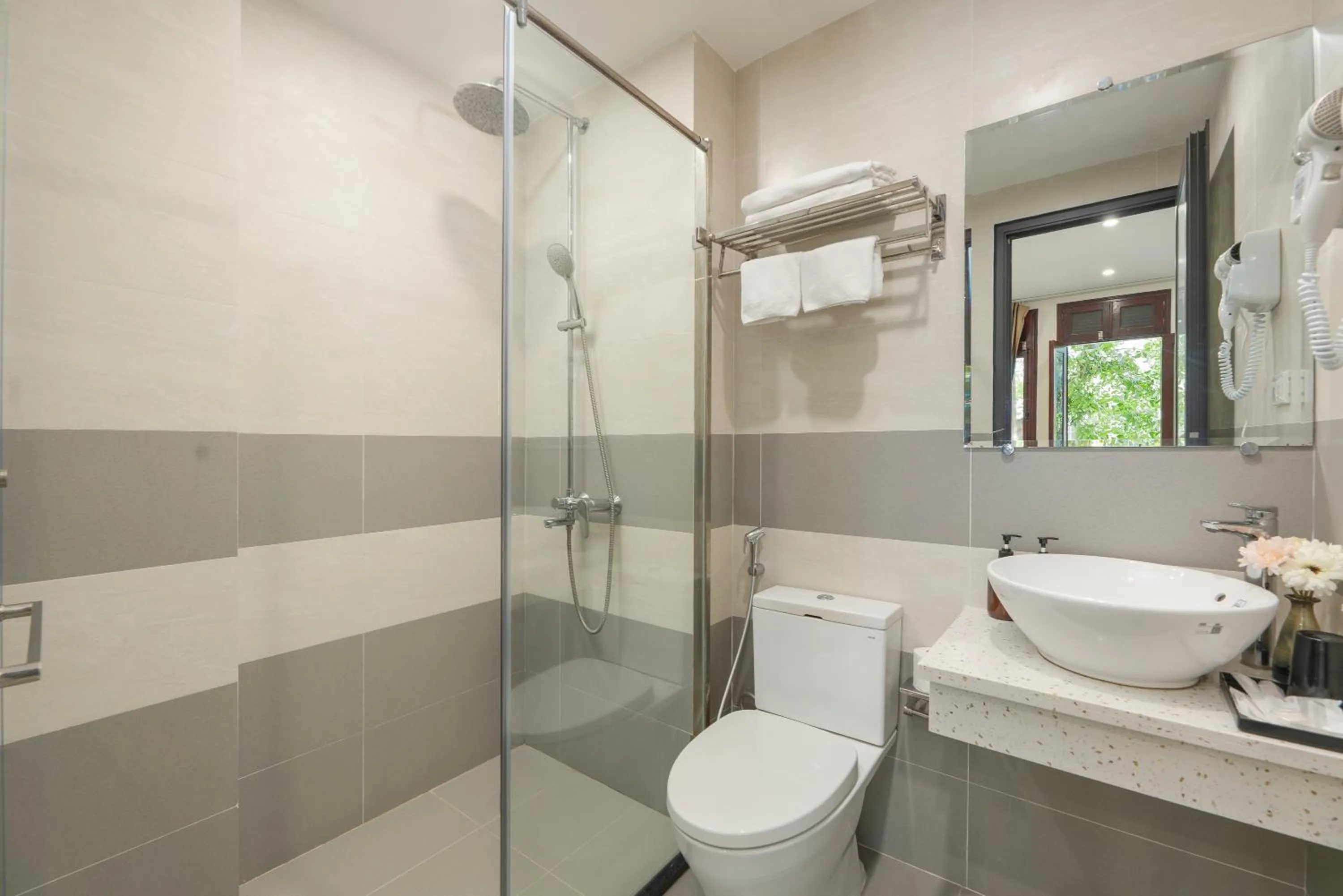 Shower in Queen Cafe Hotel