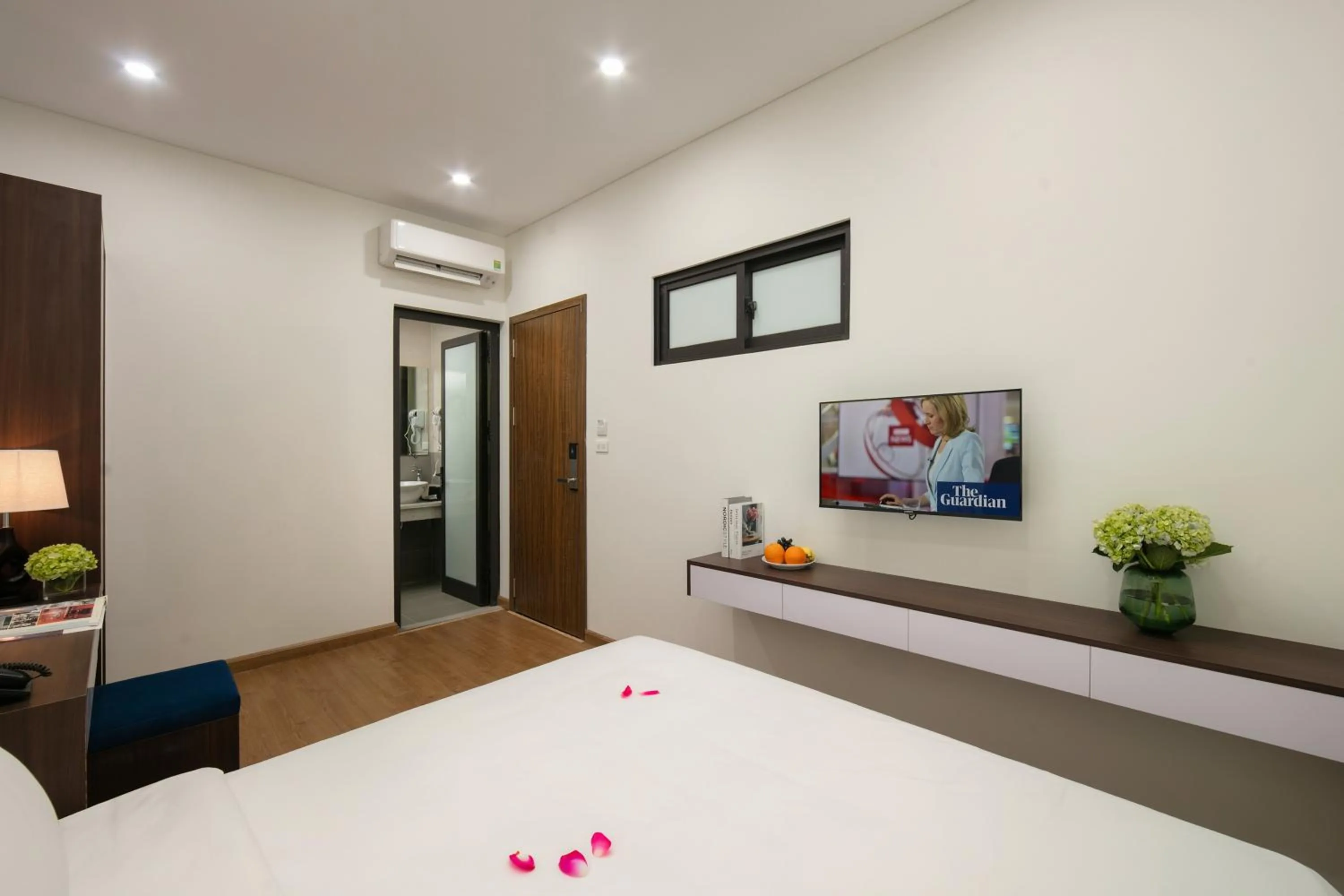 TV and multimedia, Bed in Queen Cafe Hotel