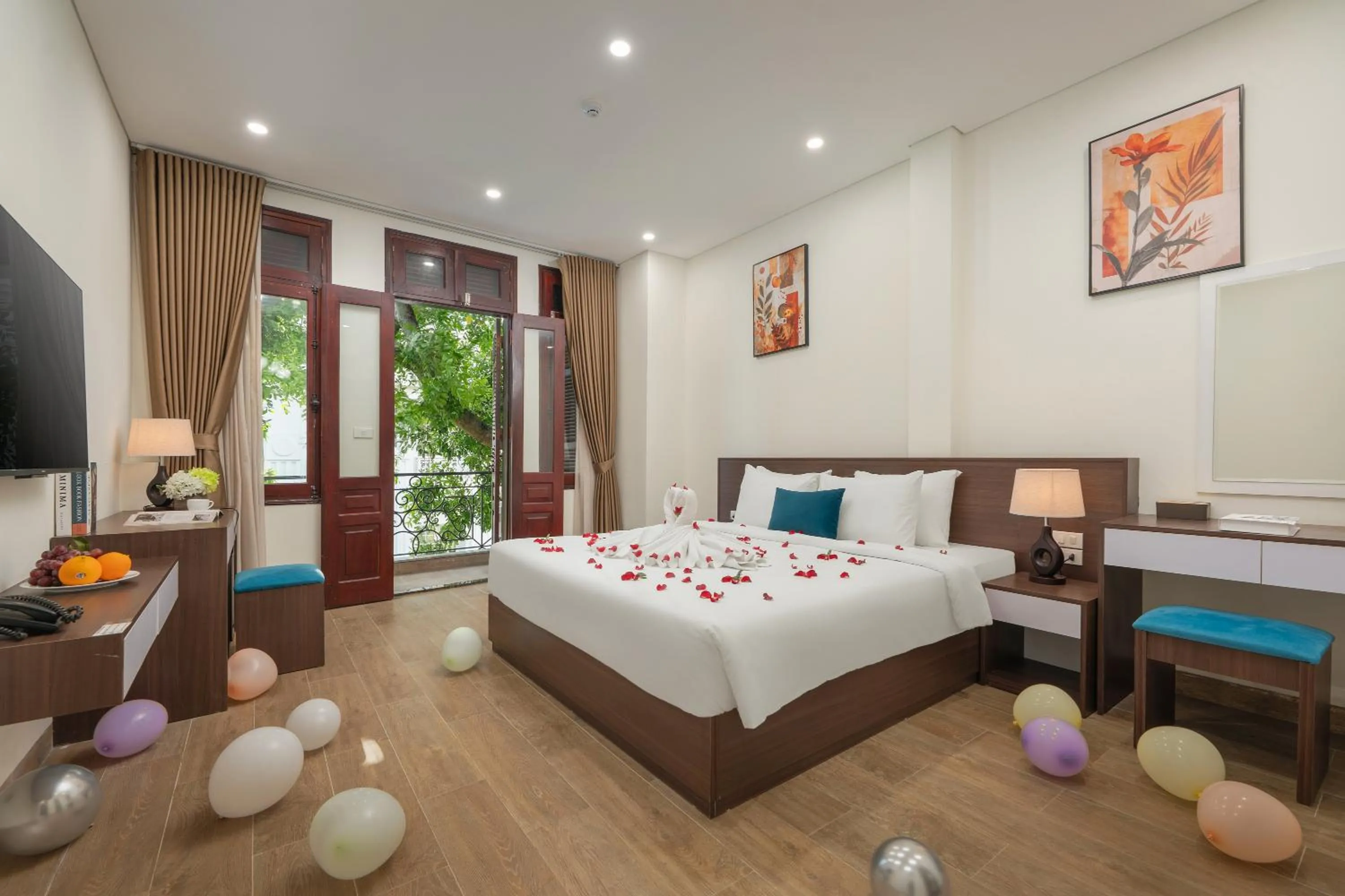 Coffee/tea facilities, Bed in Queen Cafe Hotel