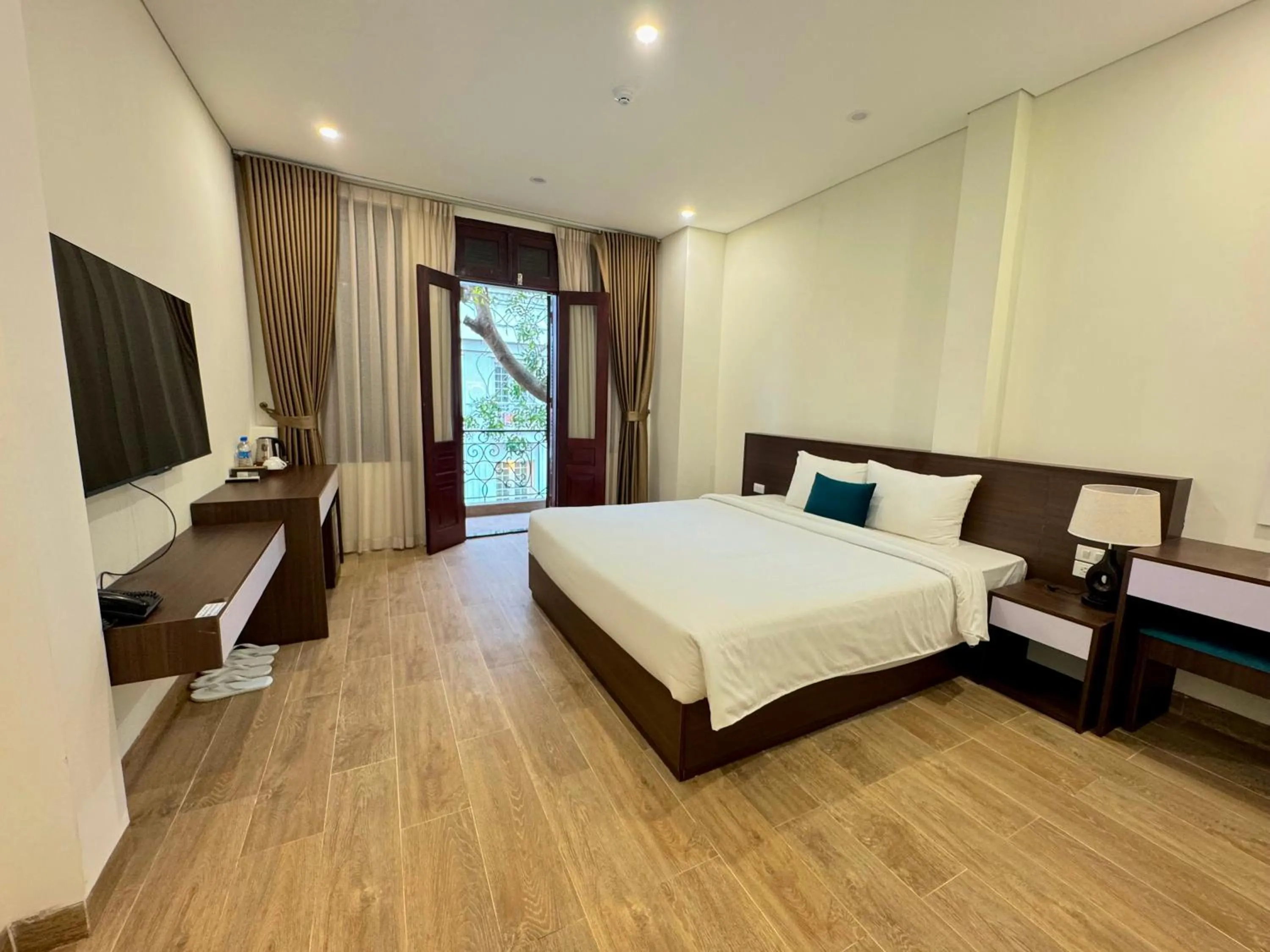 Photo of the whole room, Bed in Queen Cafe Hotel