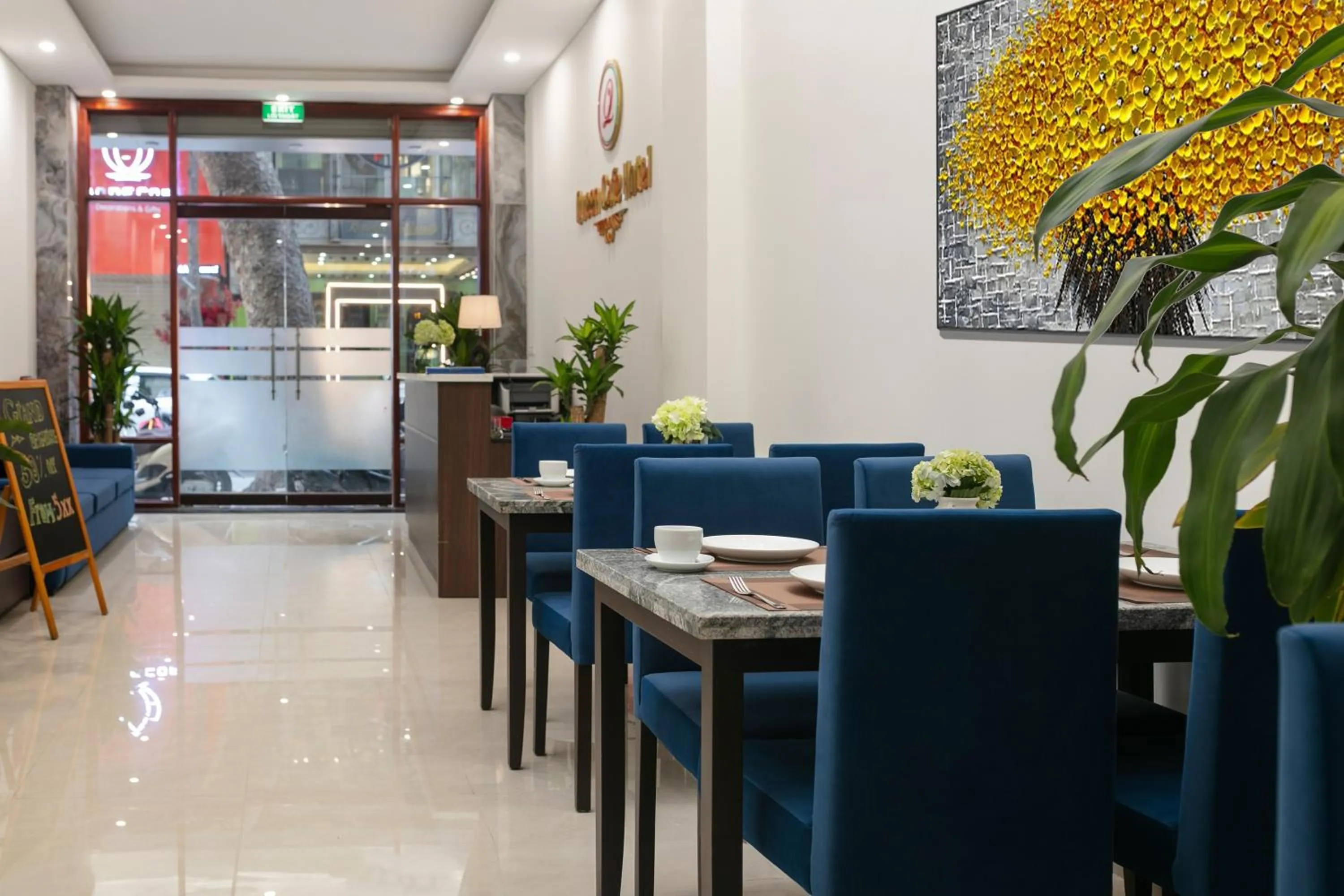 Restaurant/places to eat in Queen Cafe Hotel