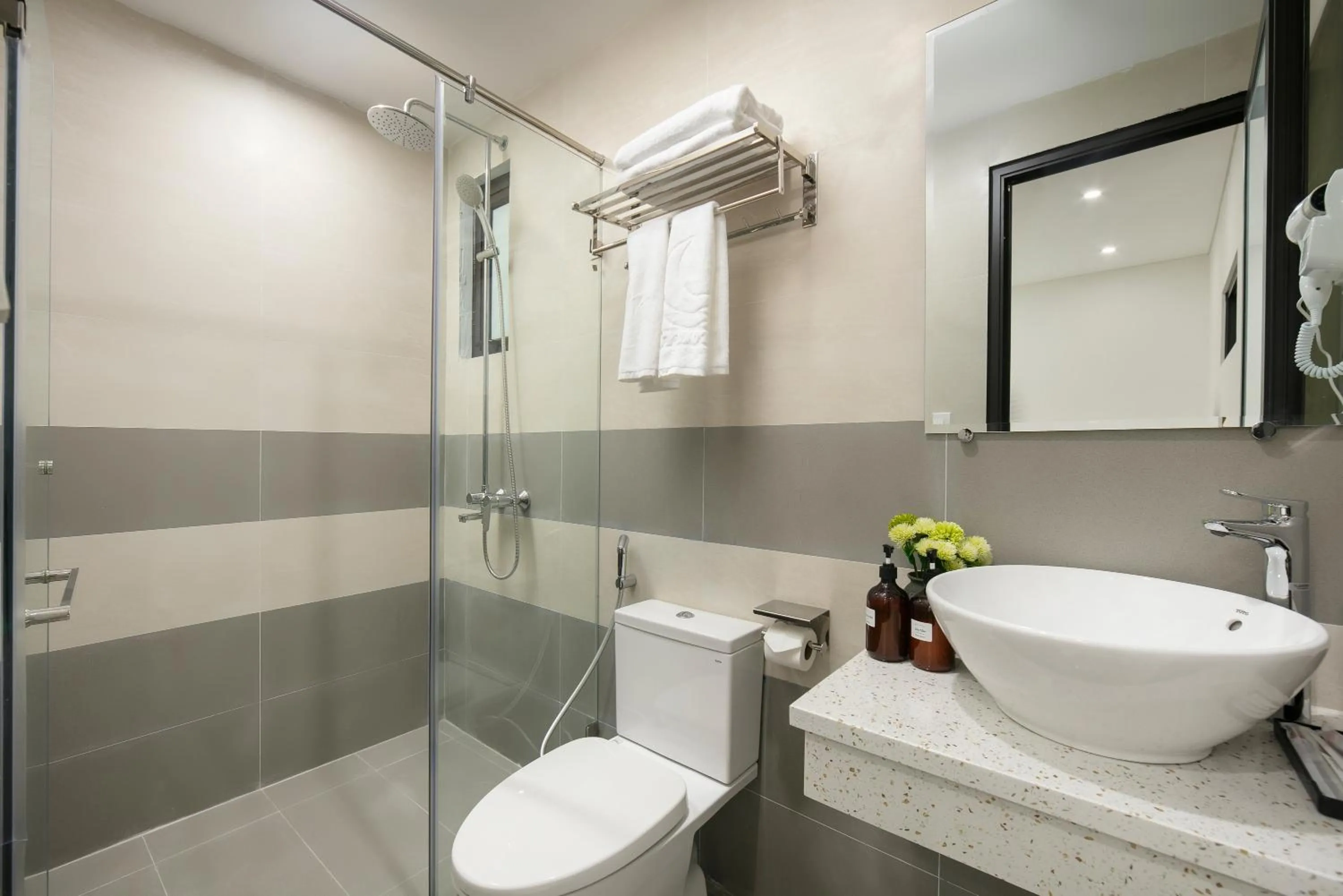 Shower in Queen Cafe Hotel