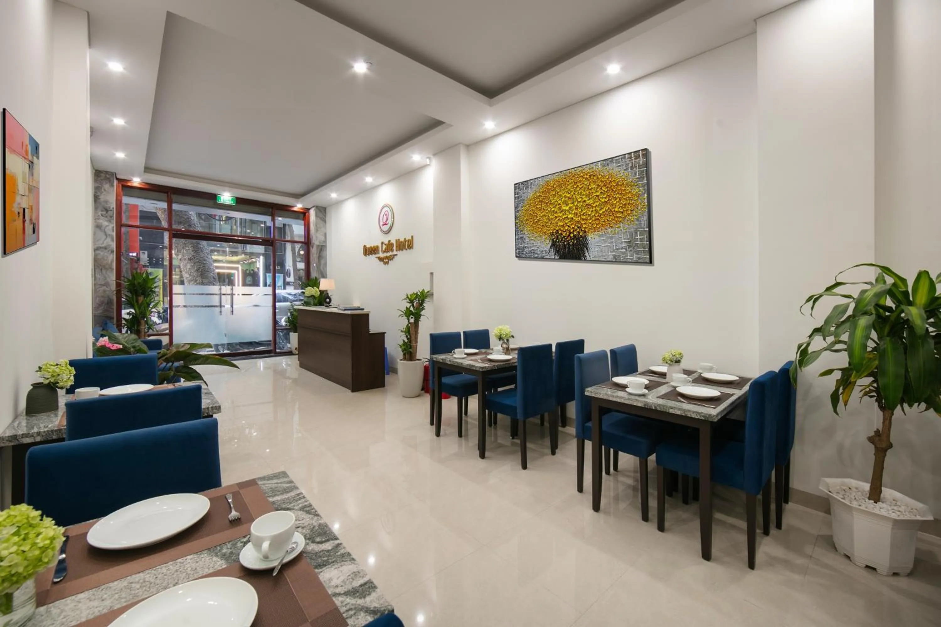 Restaurant/places to eat in Queen Cafe Hotel