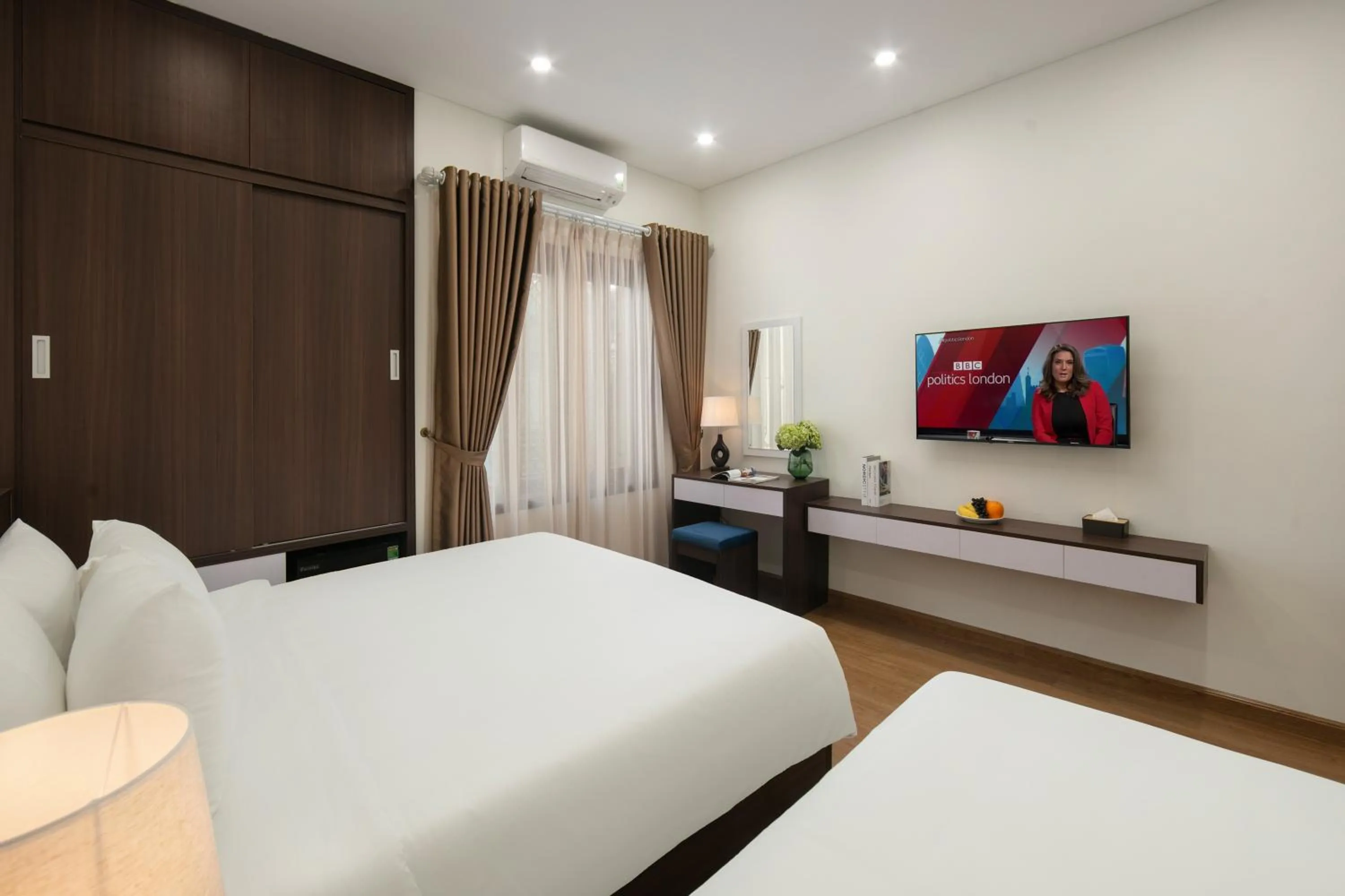 TV and multimedia, Bed in Queen Cafe Hotel