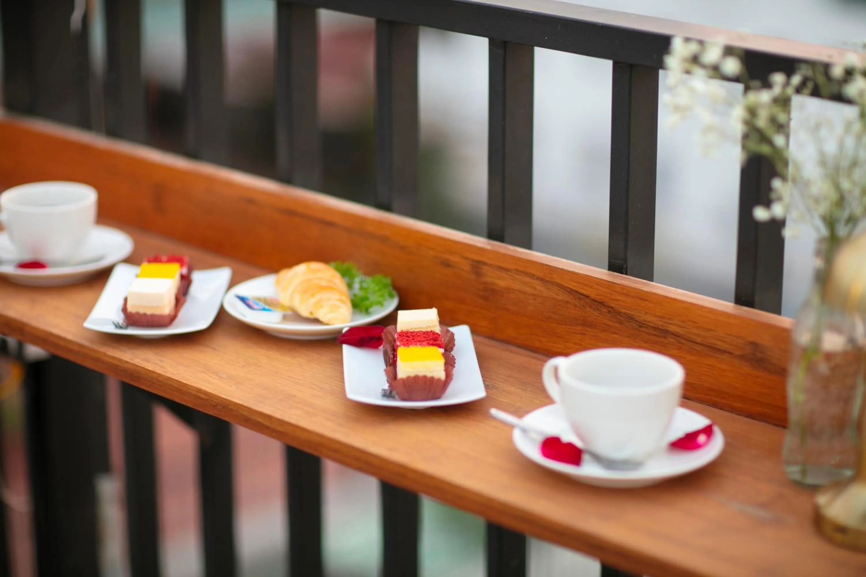 Restaurant/places to eat in Westlake Pearl Apartment - Hotel & Pearl Spa