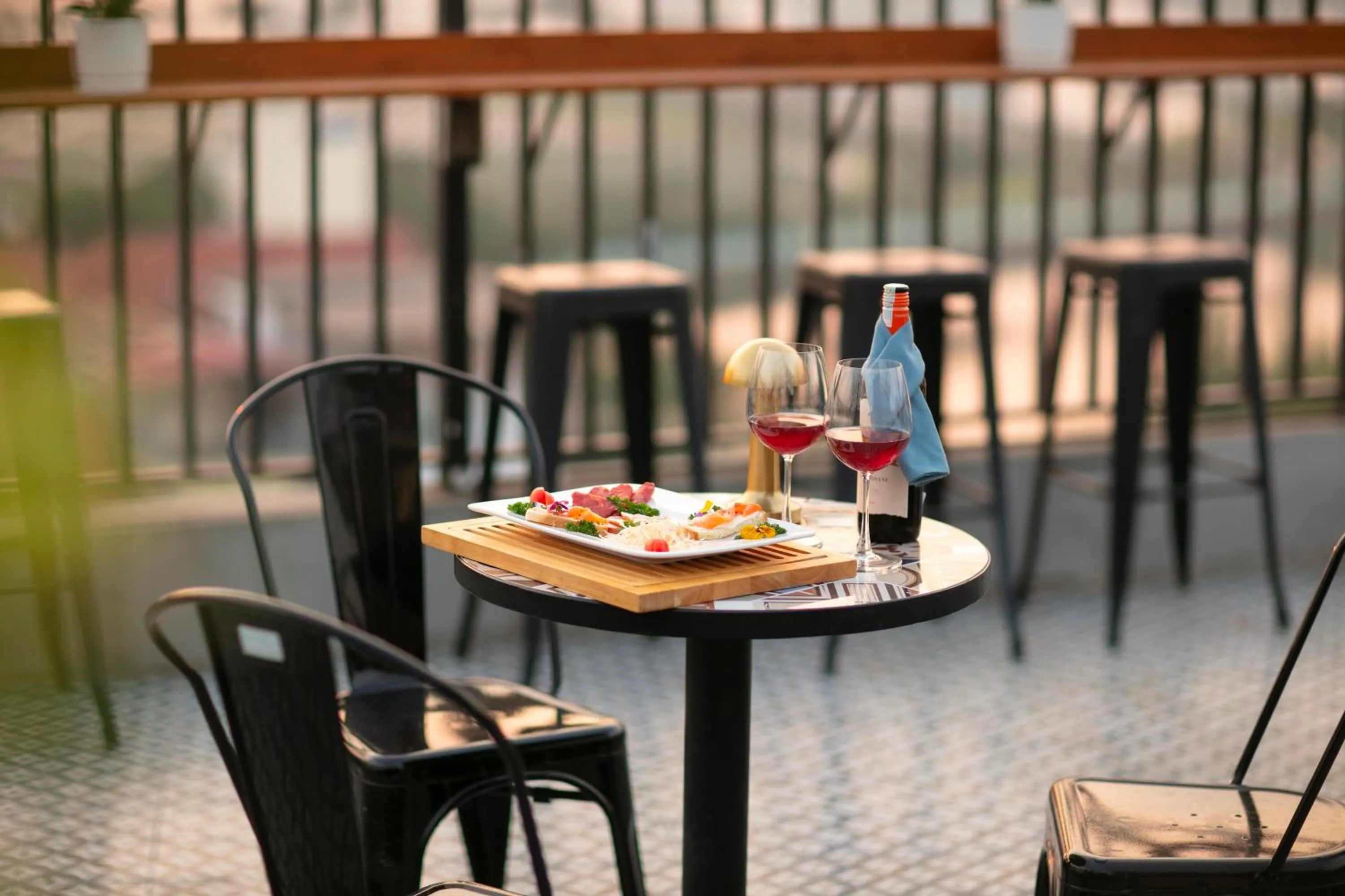 Restaurant/places to eat in Westlake Pearl Apartment - Hotel & Pearl Spa