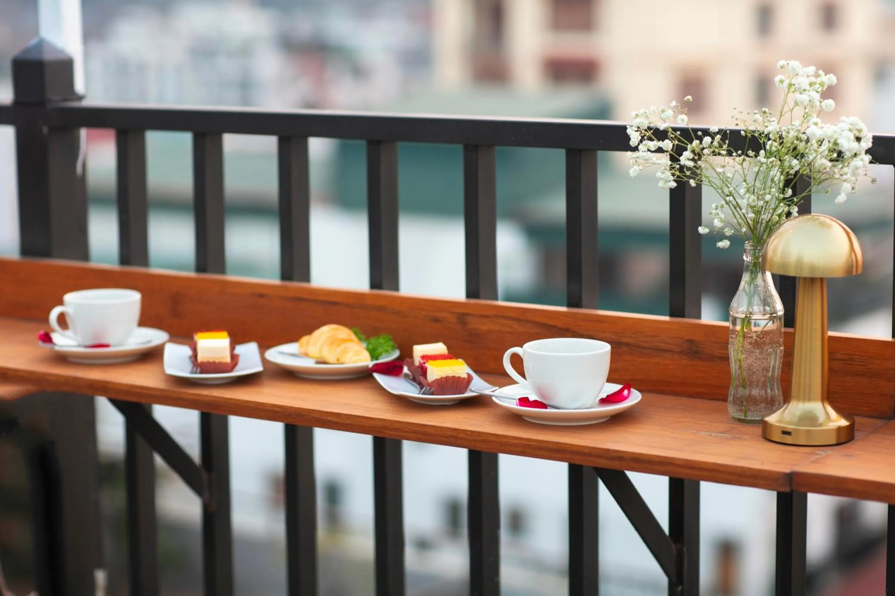 Restaurant/places to eat in Westlake Pearl Apartment - Hotel & Pearl Spa