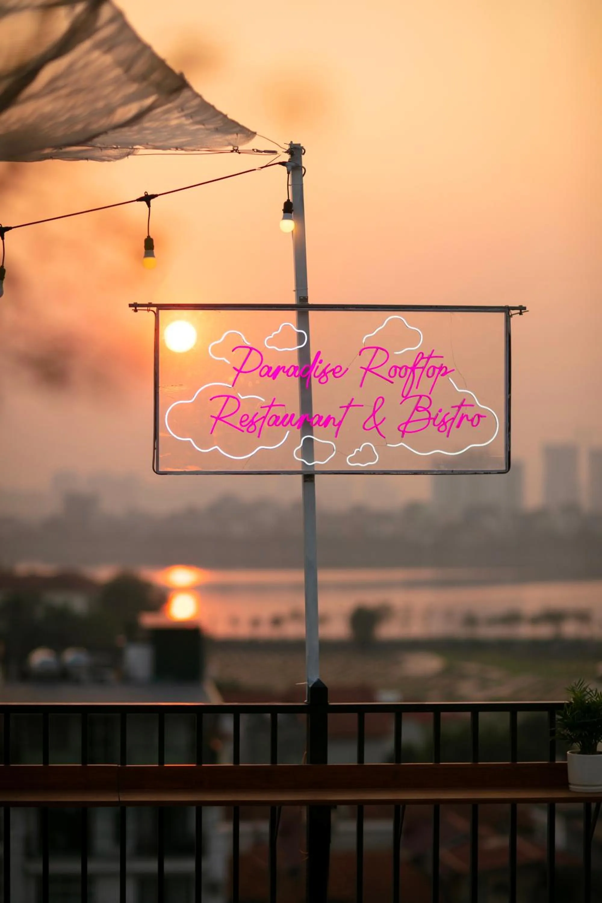 Restaurant/places to eat in Westlake Pearl Apartment - Hotel & Pearl Spa