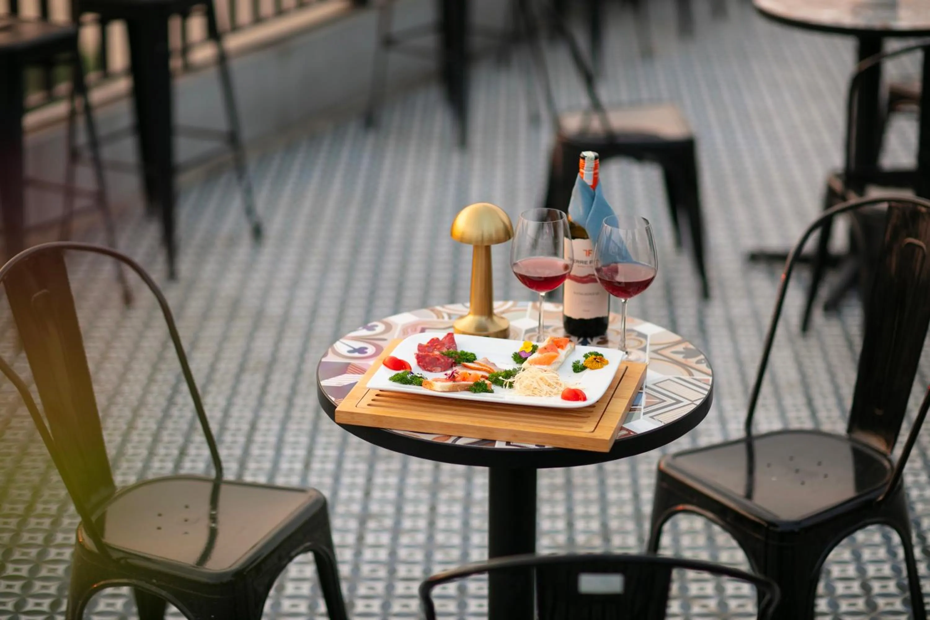 Restaurant/places to eat in Westlake Pearl Apartment - Hotel & Pearl Spa