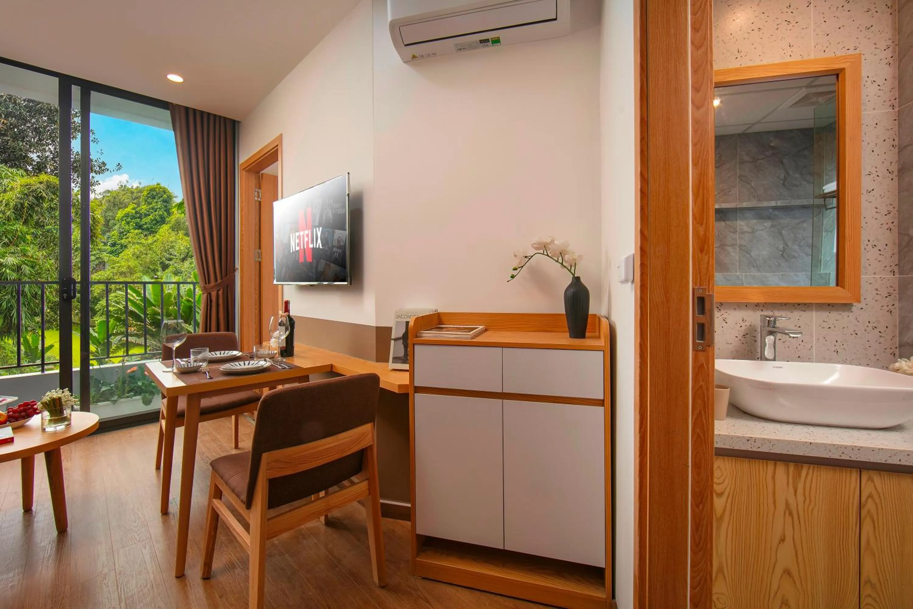 Dining area in Westlake Pearl Apartment - Hotel & Pearl Spa