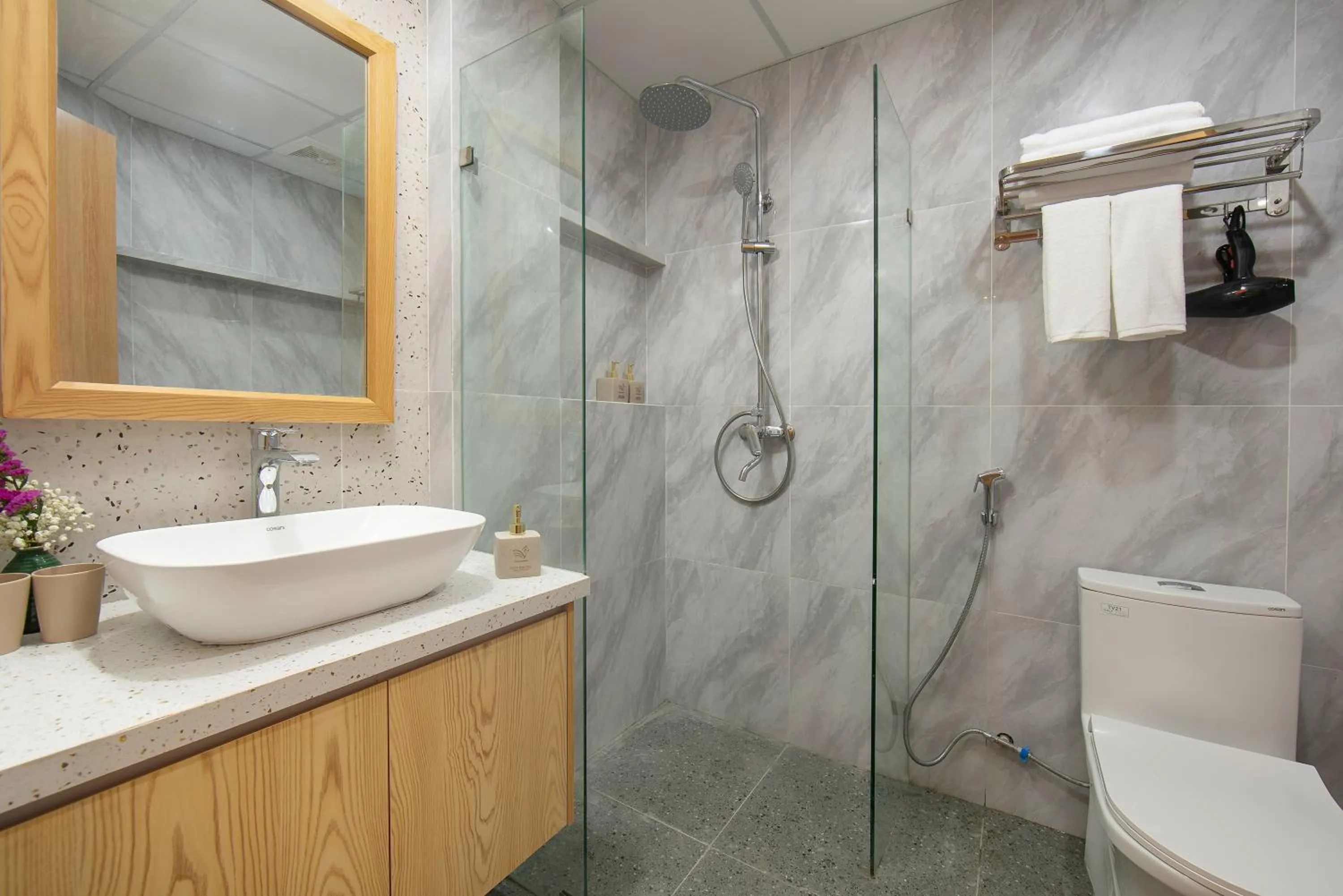 Shower in Westlake Pearl Apartment - Hotel & Pearl Spa