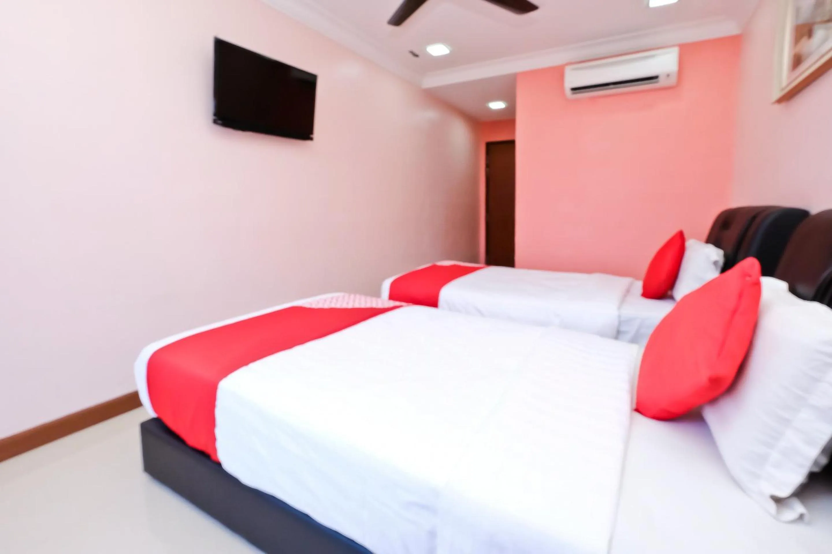 Bedroom, Bed in OYO 714 Arina Hotel