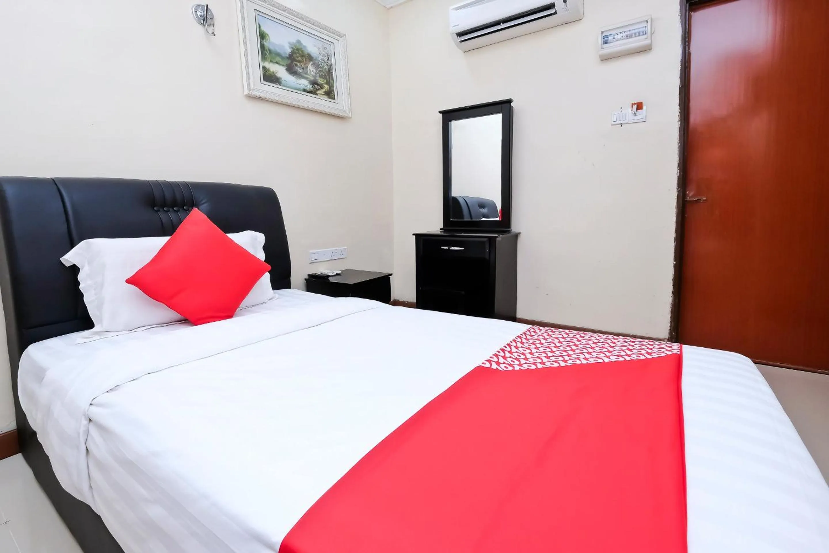 Bedroom, Bed in OYO 714 Arina Hotel