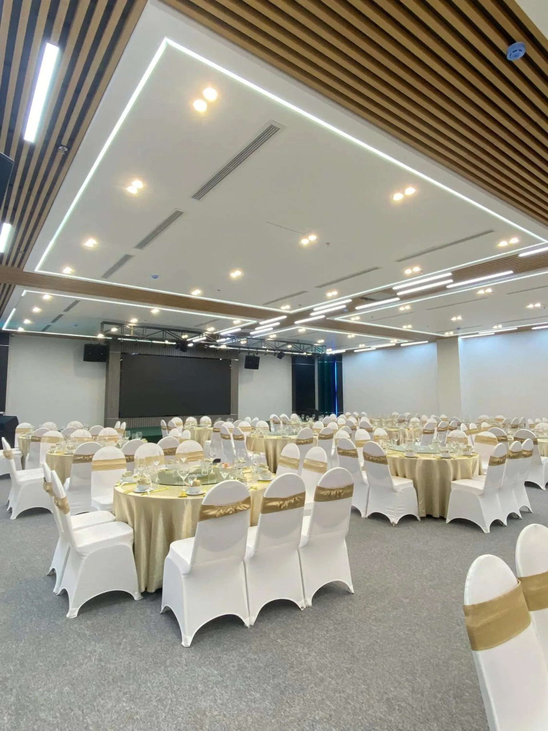 Restaurant/places to eat in Infinity Hotel