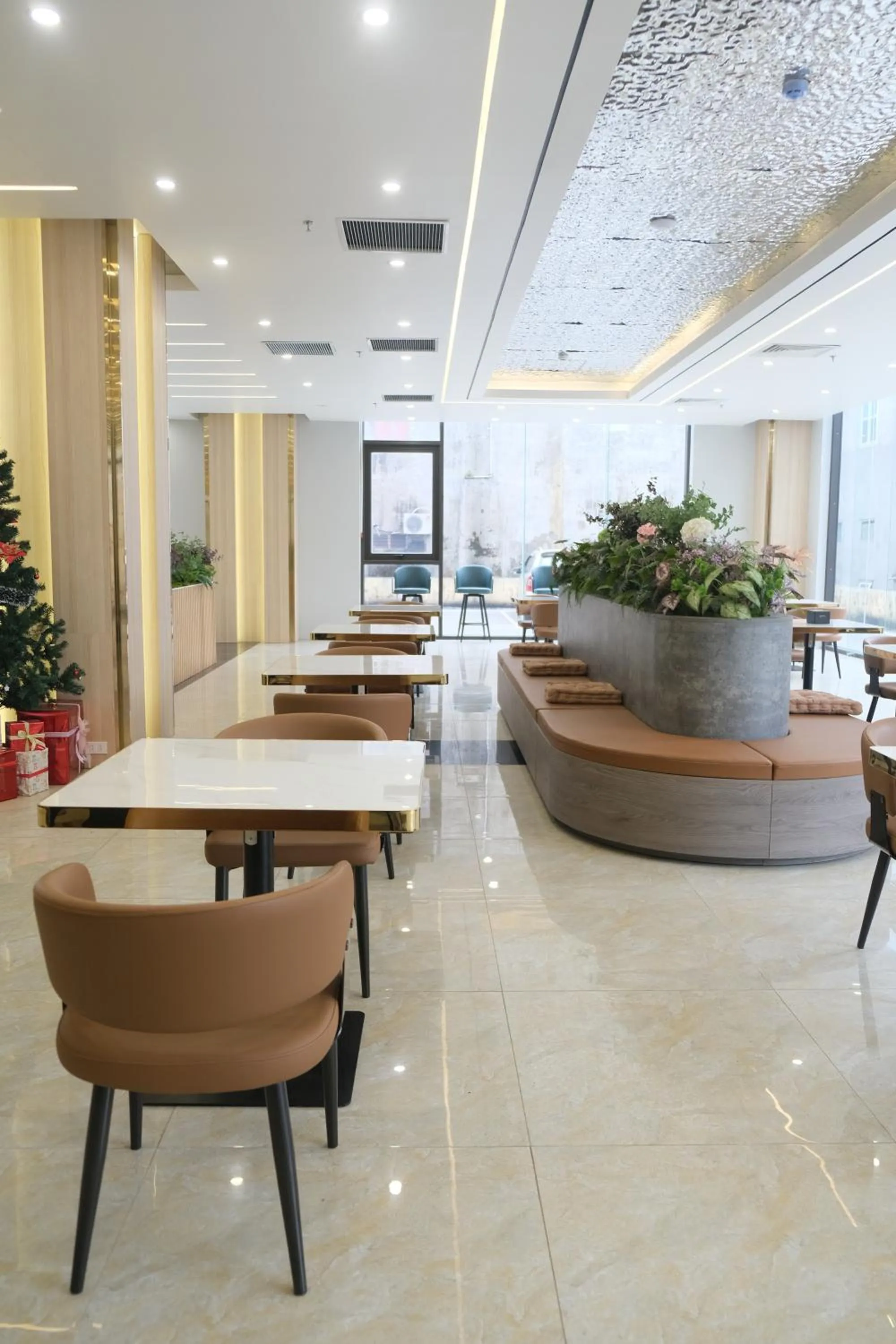 Restaurant/places to eat in Infinity Hotel