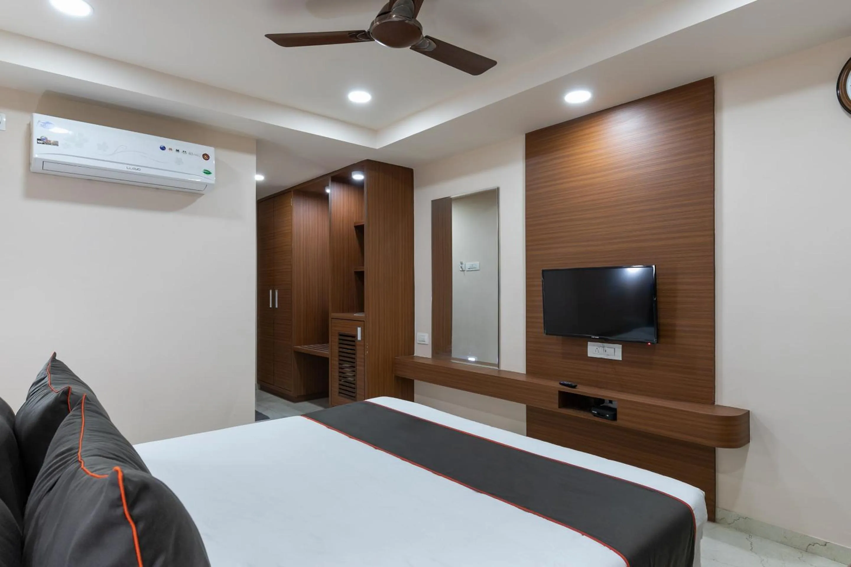 Bedroom, Bed in Super Collection O Simran Raghuveer Para