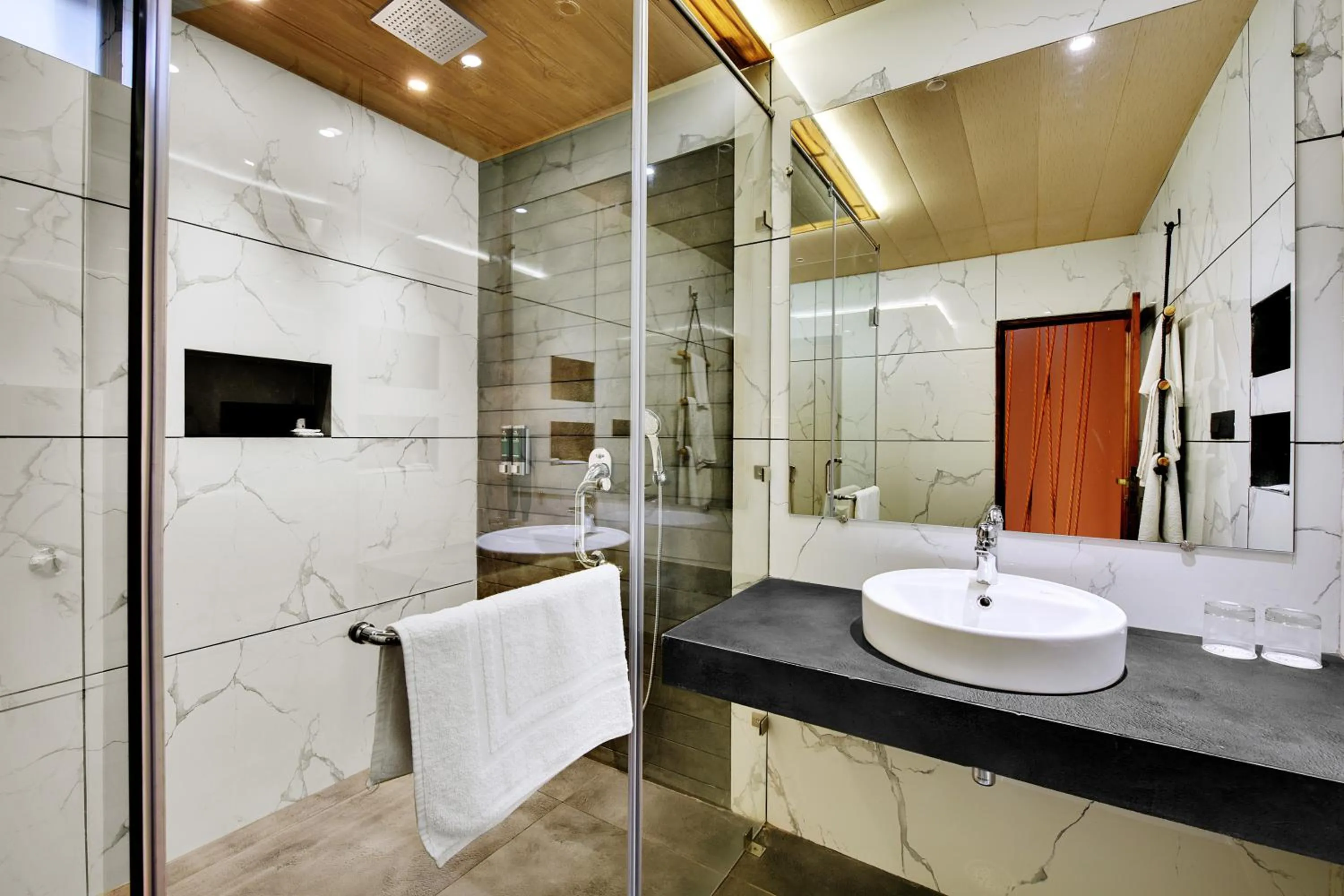 Tiaraa Jujurana Resort & Spa