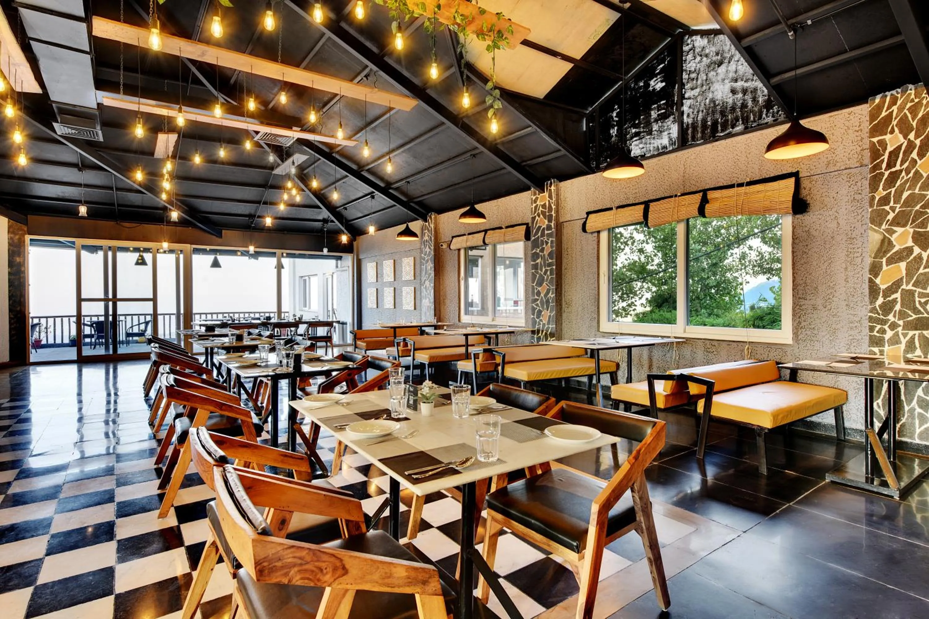 Restaurant/places to eat in Tiaraa Jujurana Resort & Spa