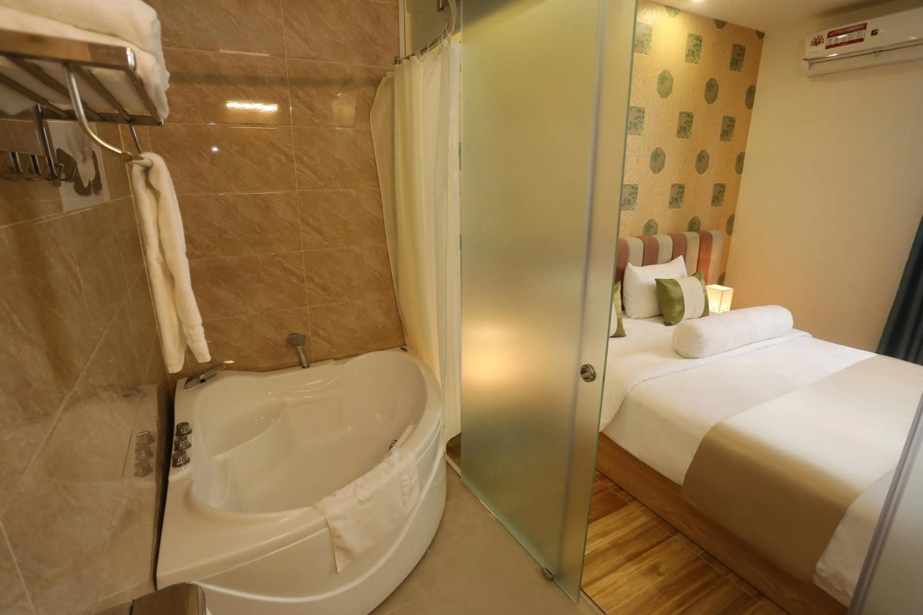 Shower, Bed in Thuy Sakura Hotel & Serviced Apartment