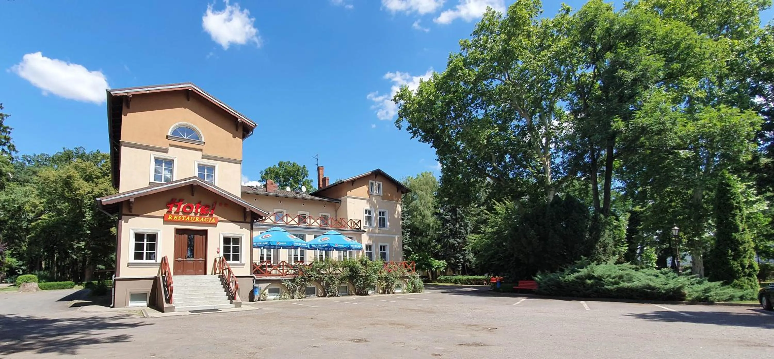Property building in Dworek Brodowo Restauracja Hotel Przyjęcia
