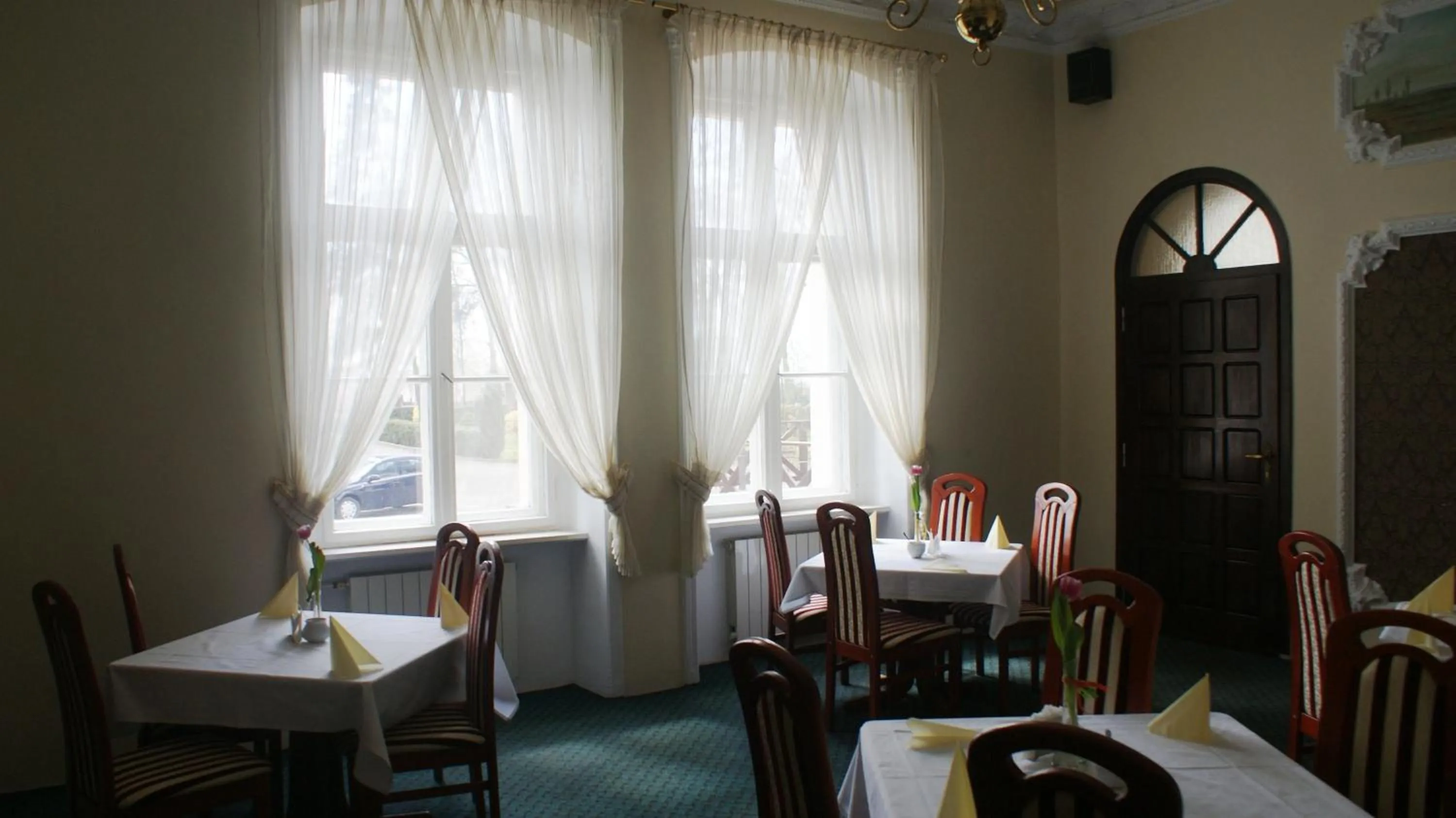 Restaurant/places to eat in Dworek Brodowo Restauracja Hotel Przyjęcia